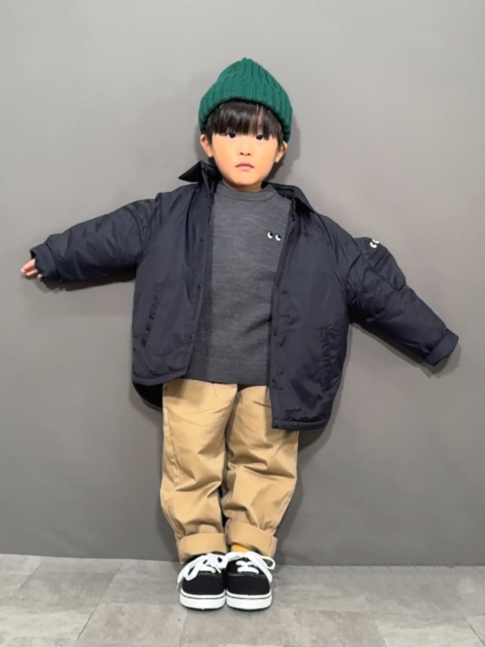 ブルー系のジャケット/アウター、グレー系のニット/セーター、ブルー系のデニムパンツを着用したキッズの秋コーディネートの1枚目の写真