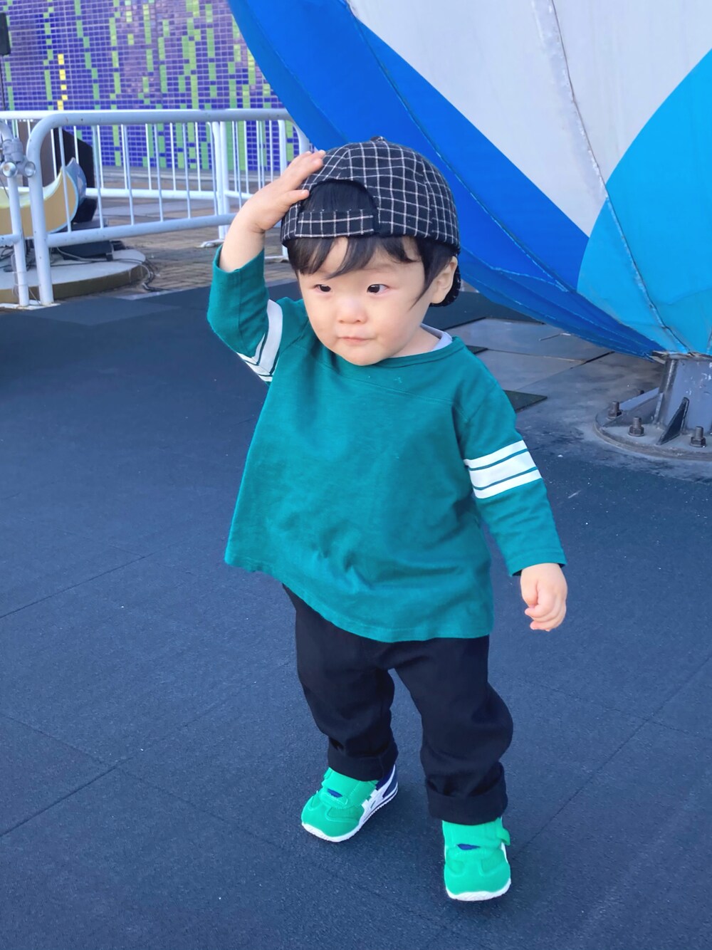 「キッズファッション、秋コーデ、グリーン、休日スタイル、男の子、おしゃれさんと繋がりたい、プチプラ、キャップ、チェック、シンプル、カジュアル、カジュアルコーデ」｜「Samansa Mos2のアイテム（Tシャツ/カットソー、グリーン系）」を使った、YU⭐︎さん（キッズ・70cm）の秋コーディネートの1枚目の写真