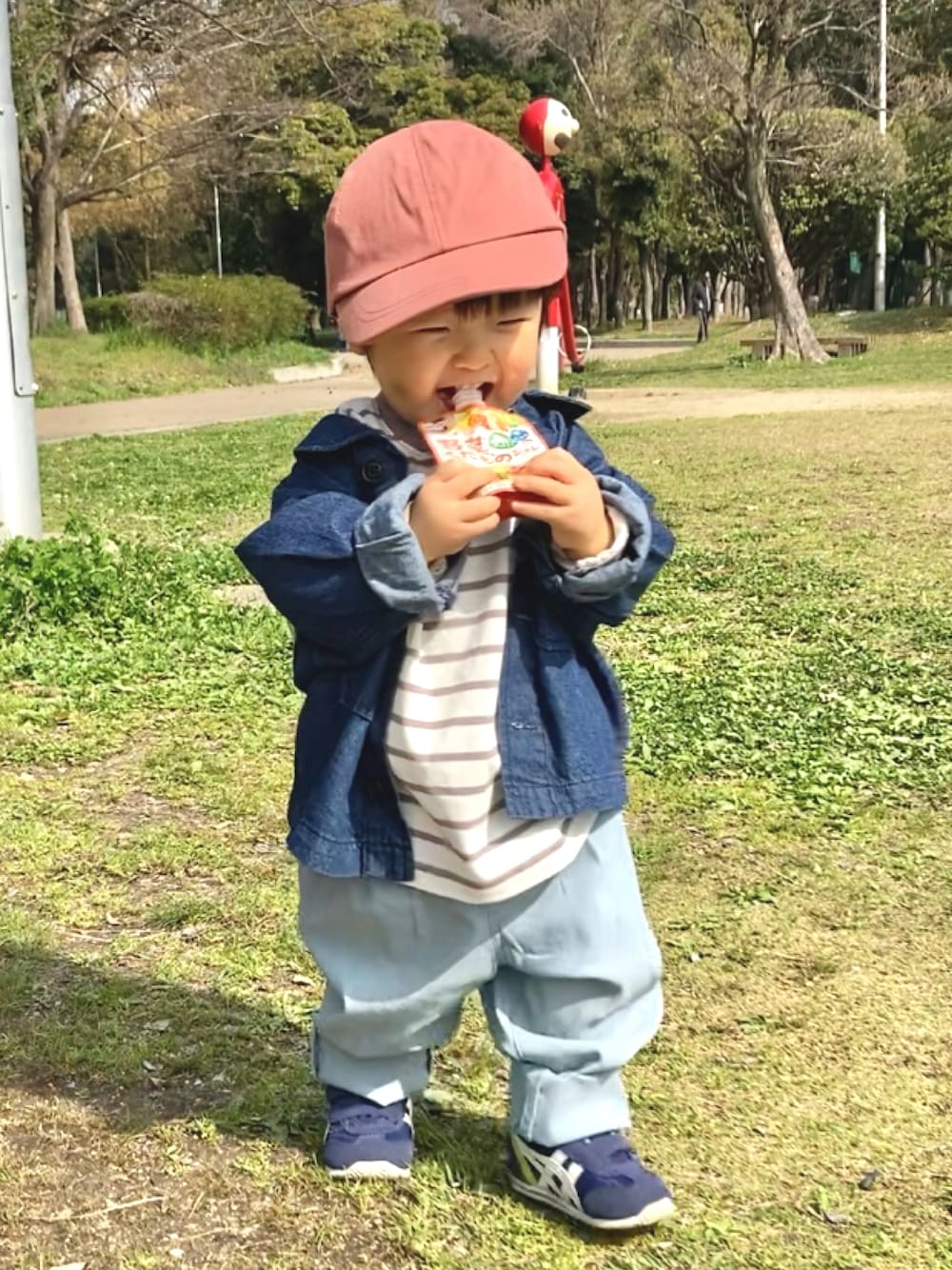 「デニムジャケット、ジャケット、ボーダー、ロンT、キャップ、デニム、おしゃれさんと繋がりたい、パステル映える春、カジュアルコーデ、ビッグシルエット、オーバーサイズ、チノパン、カラーパンツ」｜「Life Support Productsの【コットンUSA】デニムカバーオール ／CPOジャケット（90～160cm）（デニムジャケット、ブルー系）」を使った、YU⭐︎さん（キッズ・80cm）の春コーディネートの1枚目の写真