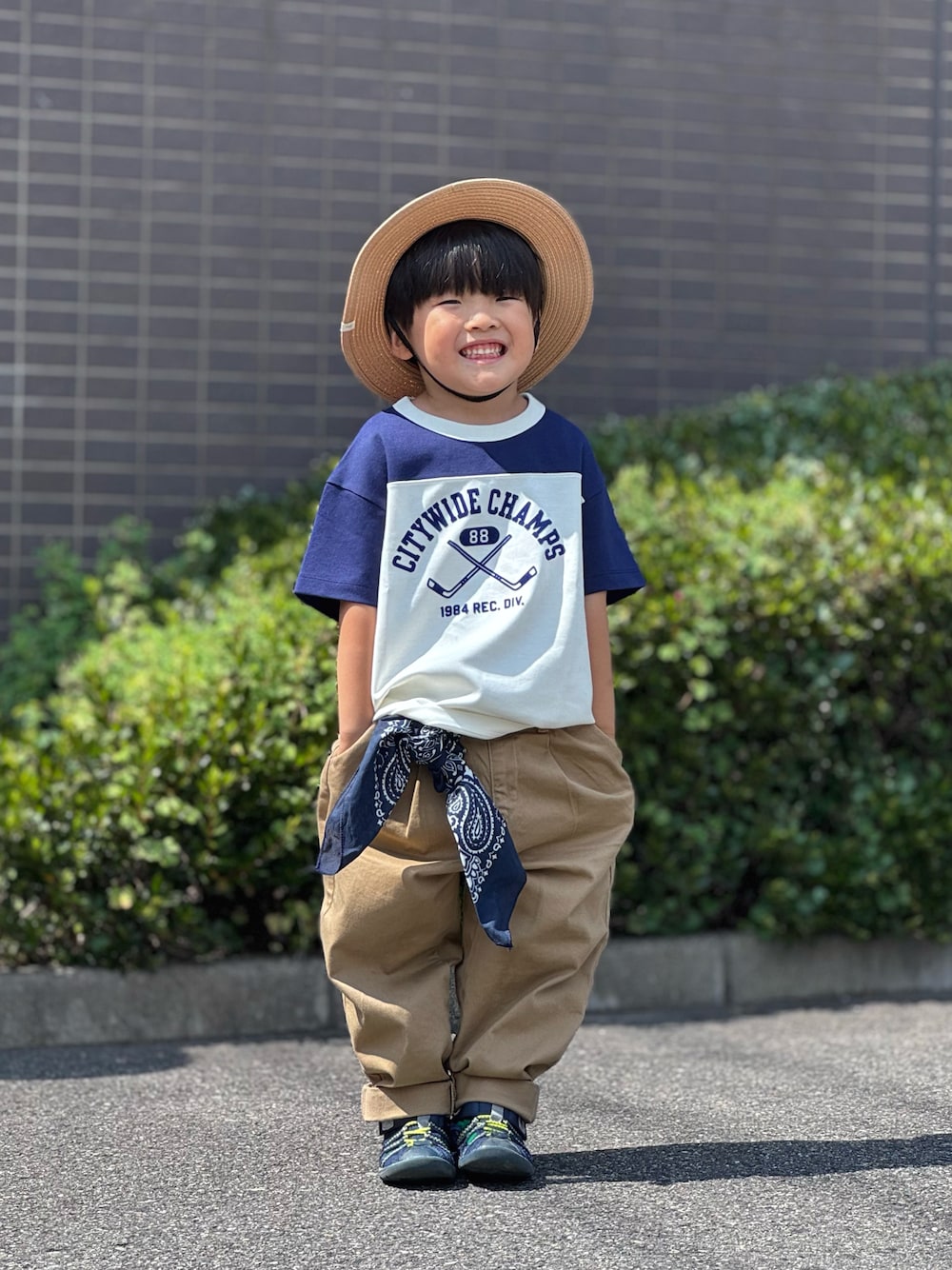 「アウトドアスタイル、Tシャツ、プチプラ、ワイドパンツ、サンダル、フェスコーデ、お出かけコーデ、休日スタイル、夏コーデ、バンダナ、きれいめカジュアル、麦わら帽子、夏ルックで気分アップ、ロゴT、カラーコーデ」｜「IFMEのKIDS｜IFME 両ベルトウォーターシューズ（サンダル、ブルー系）」を使った、YU⭐︎さん（キッズ・100cm）の夏コーディネートの1枚目の写真