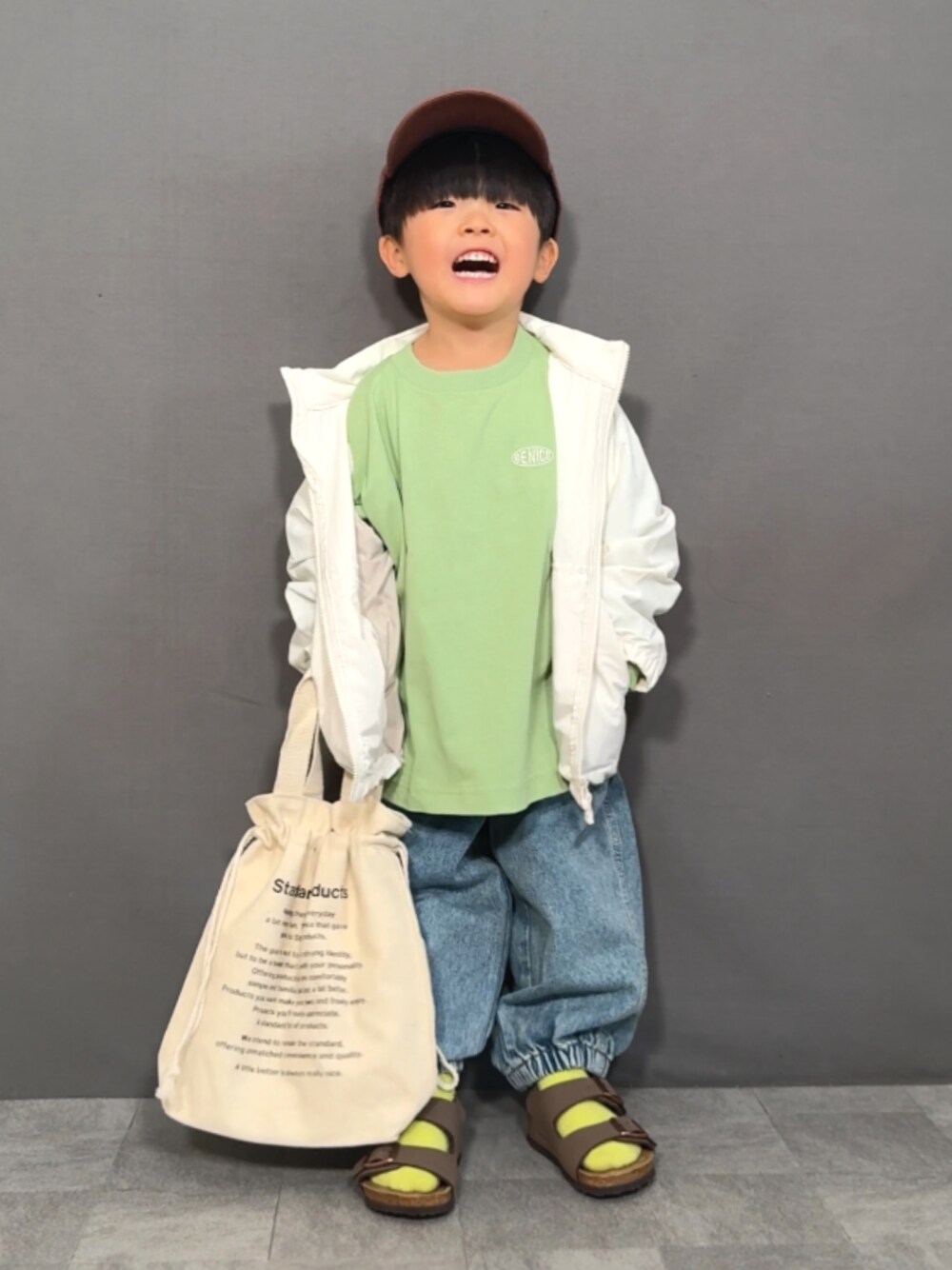 「春色、ロンT、プチプラ、春コーデ、春アウター、デニム、キャップ、トートバッグ、お出かけコーデ、休日スタイル、パーカー、カーゴパンツ」｜「UNIQLOのアイテム（ジャケット/アウター、ホワイト系）」を使った、YU⭐︎さん（キッズ・100cm）の春コーディネートの1枚目の写真