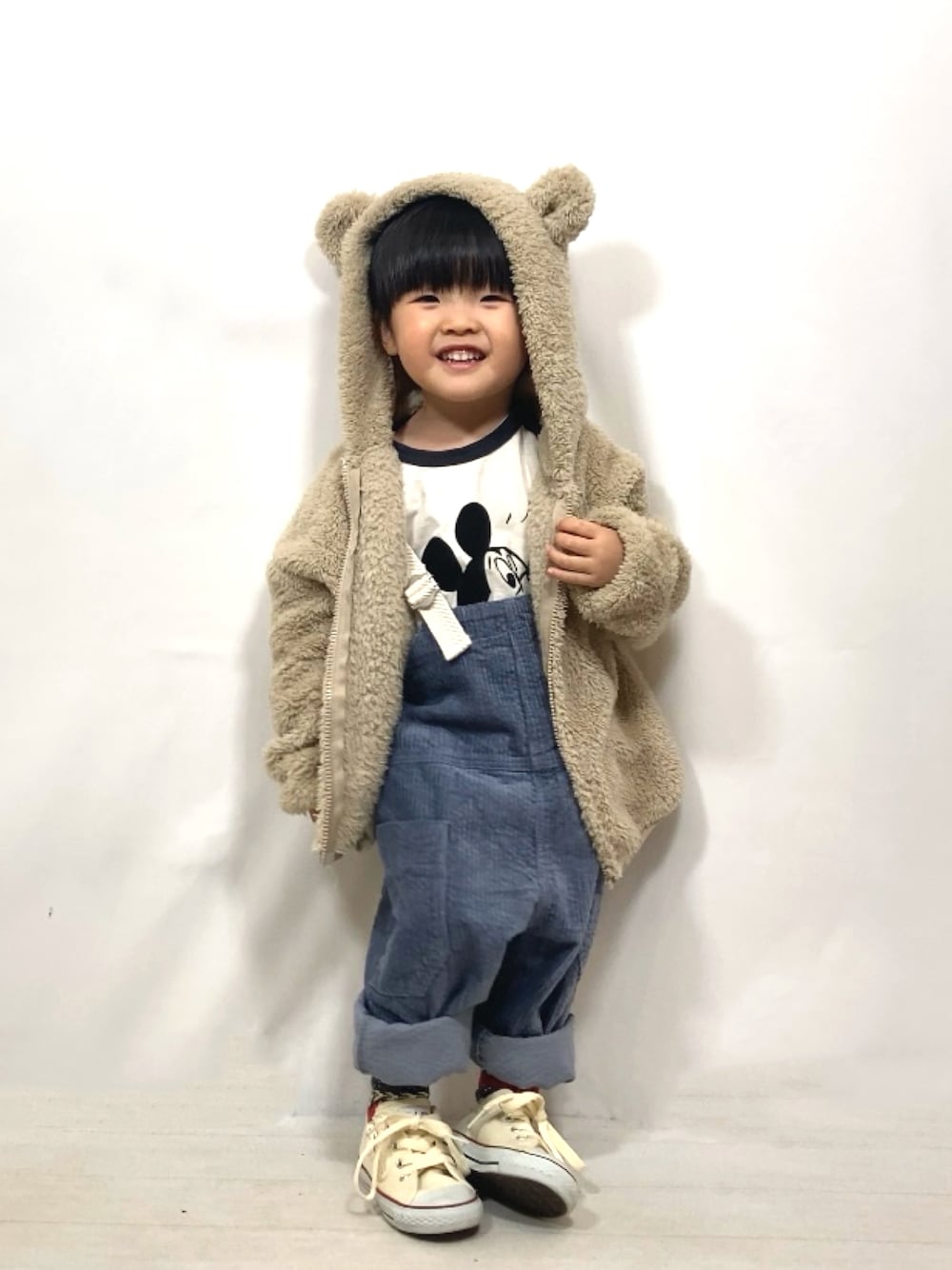 「サロペット、コーデュロイ、パーカー、古着MIX、スニーカー、クリスマスに着たい服、秋冬コーデ、冬コーデ、マイベストコーデ2023、レイヤードスタイル」｜「Disneyの【Disney】ミッキーマウス/ラグランロンT（80～150cm）（Tシャツ/カットソー、グレー系）」を使った、YU⭐︎さん（キッズ・90cm）の冬コーディネートの1枚目の写真