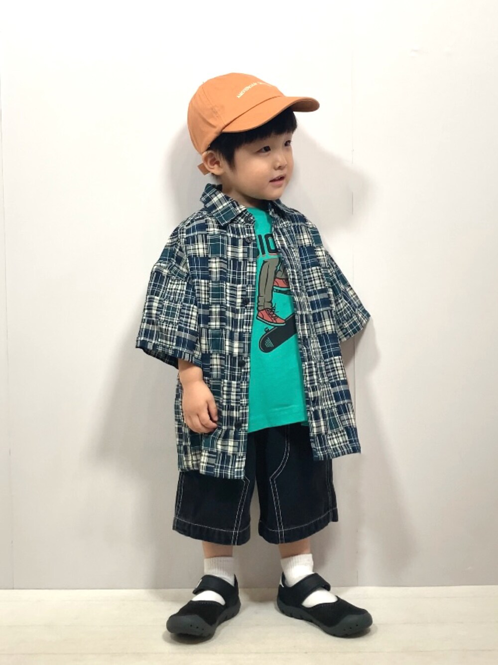 「ストリート、ロゴT、ハーフパンツ、ショートパンツ、キャップ、柄シャツ、お出かけコーデ、カジュアル、フェススタイル、プチプラ、夏セールで買いました、夏コーデ、サンダル、シャツスタイル、レイヤードスタイル」｜「Birthdayのアイテム（シャツ/ブラウス、ブルー系）」を使った、YU⭐︎さん（キッズ・90cm）の夏コーディネートの1枚目の写真
