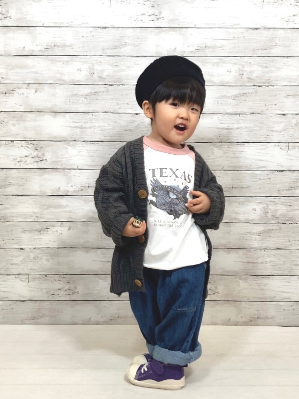 「カーディガン、ニット、ニット帽、スニーカー、デニム、レイヤードスタイル、ワイドパンツ、プチプラ、韓国子供服、秋コーデ、ロンT」｜「Birthdayのアイテム（カーディガン/ボレロ、グレー系）」を使った、YU⭐︎さん（キッズ・80cm）の秋コーディネートの1枚目の写真