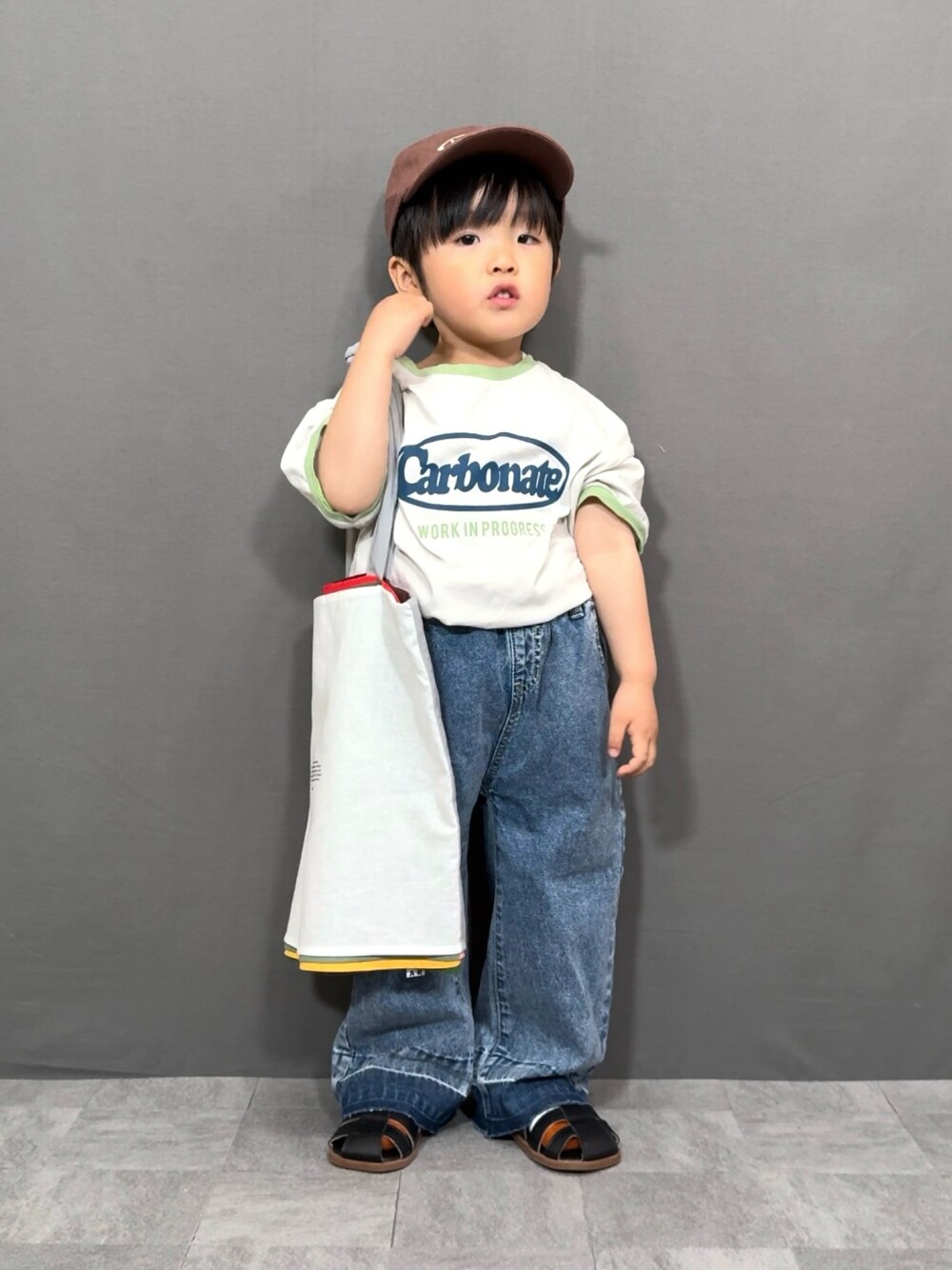 「ロゴT、韓国子供服、シンプルコーデ、キャップ、トートバッグ、デニム、淡色コーデ、グルカサンダル、プチプラ、Tシャツ、夏コーデ、春夏コーデ、休日スタイル、お出かけコーデ、サンダル」｜「韓国子供服のアイテム（Tシャツ/カットソー、グレー系）」を使った、YU⭐︎さん（キッズ・90cm）の春コーディネートの1枚目の写真
