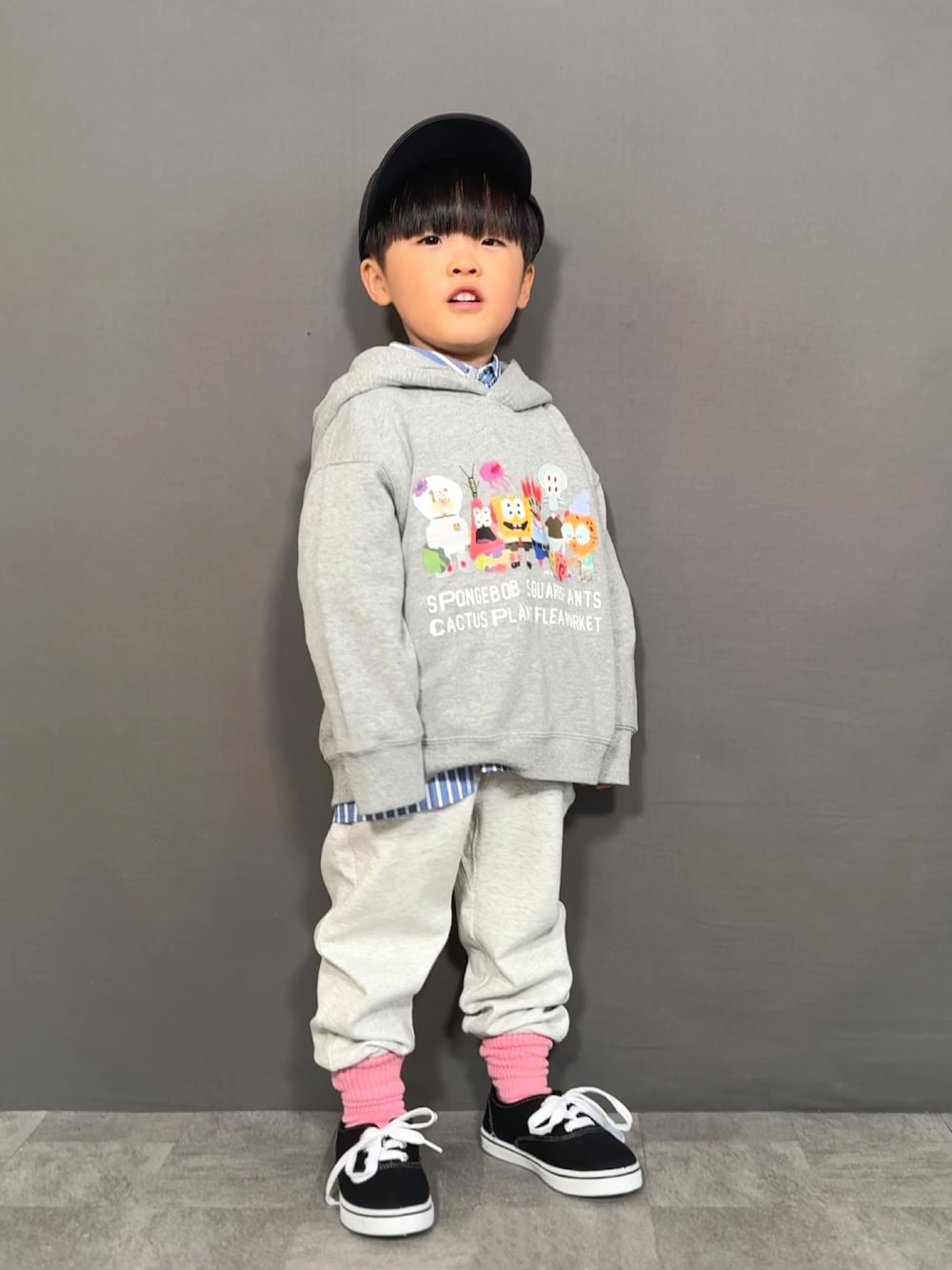 「春色、シャツスタイル、プチプラ、パーカー、スウェット、スウェットパンツ、スニーカー、キャップ、ストライプシャツ、きれいめカジュアル、レイヤードスタイル、春コーデ、お出かけコーデ、休日スタイル、淡色コーデ」｜「UNIQLOのアイテム（スウェット、グレー系）」を使った、YU⭐︎さん（キッズ・100cm）の春コーディネートの1枚目の写真