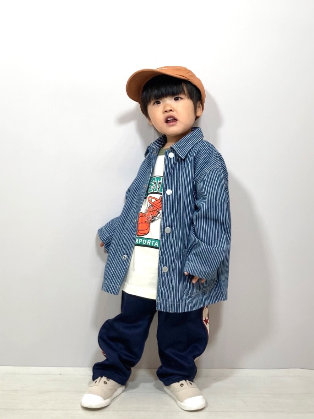 ブルー系のジャケット/アウター、グリーン系のTシャツ/カットソー、ブルー系のその他パンツを着用したキッズの春コーディネートの1枚目の写真