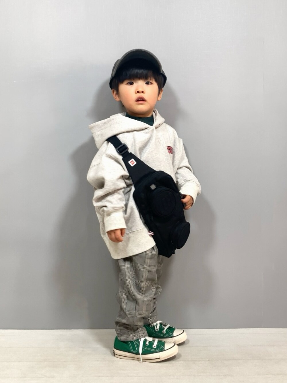 「ストリート、キャップ、スウェット、パーカー、チェック、UNIQLO、ショルダーバッグ、モノトーン、スニーカー、タートルネック、レイヤードスタイル、お出かけコーデ、休日スタイル、カジュアルコーデ、デートコーデ」｜「LOWRYS FARMのWB100　トムジェリフーディー　975188（スウェット、グレー系）」を使った、YU⭐︎さん（キッズ・90cm）の冬コーディネートの1枚目の写真