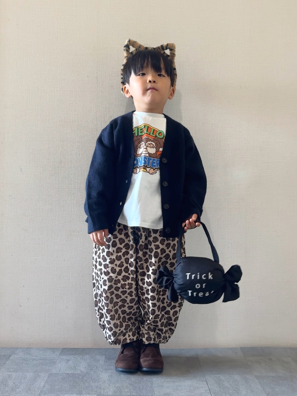 ホワイト系のTシャツ/カットソー、ベージュ系のその他パンツ、ブラウン系のブーツを着用したキッズの秋コーディネートの1枚目の写真