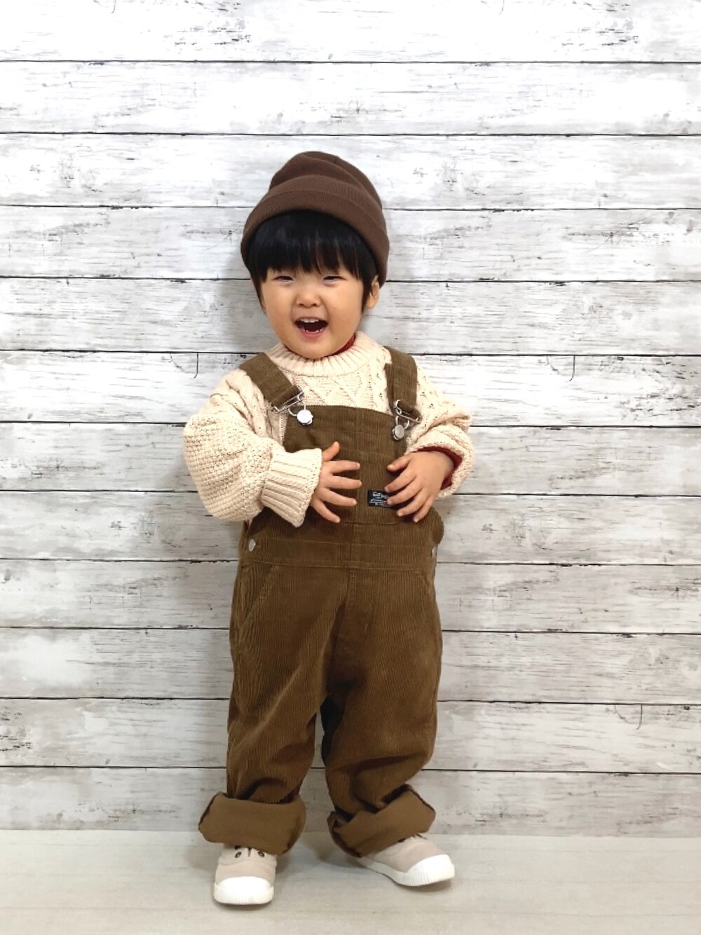「ニット、コーデュロイ、サロペット、オーバーオール、韓国子供服、レイヤードスタイル、冬コーデ、UNIQLO、ニット帽、ワントーンコーデ、カジュアルコーデ、休日スタイル、マイベストコーデ2022、カラーソックス、チョコ色に染まれ」｜「apres les coursの【洗濯機でお洗濯OK】イロドリニット_ウォッシャブル（ニット/セーター、ホワイト系）」を使った、YU⭐︎さん（キッズ・80cm）の冬コーディネートの1枚目の写真