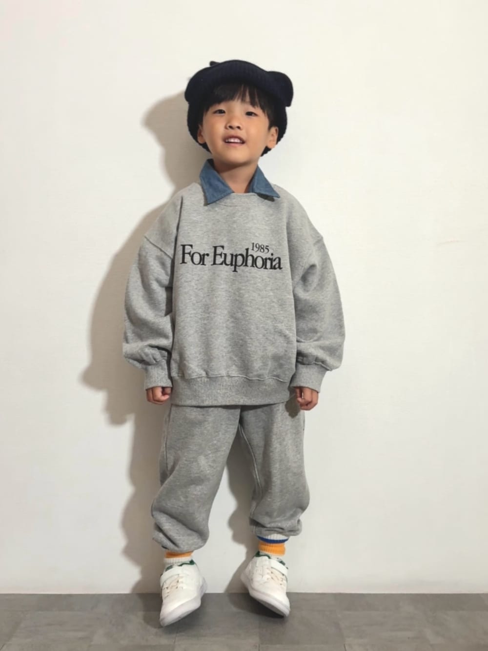 グレー系のスウェット、グレー系のスウェットパンツ、ホワイト系のスニーカーを着用したキッズの秋コーディネートの1枚目の写真