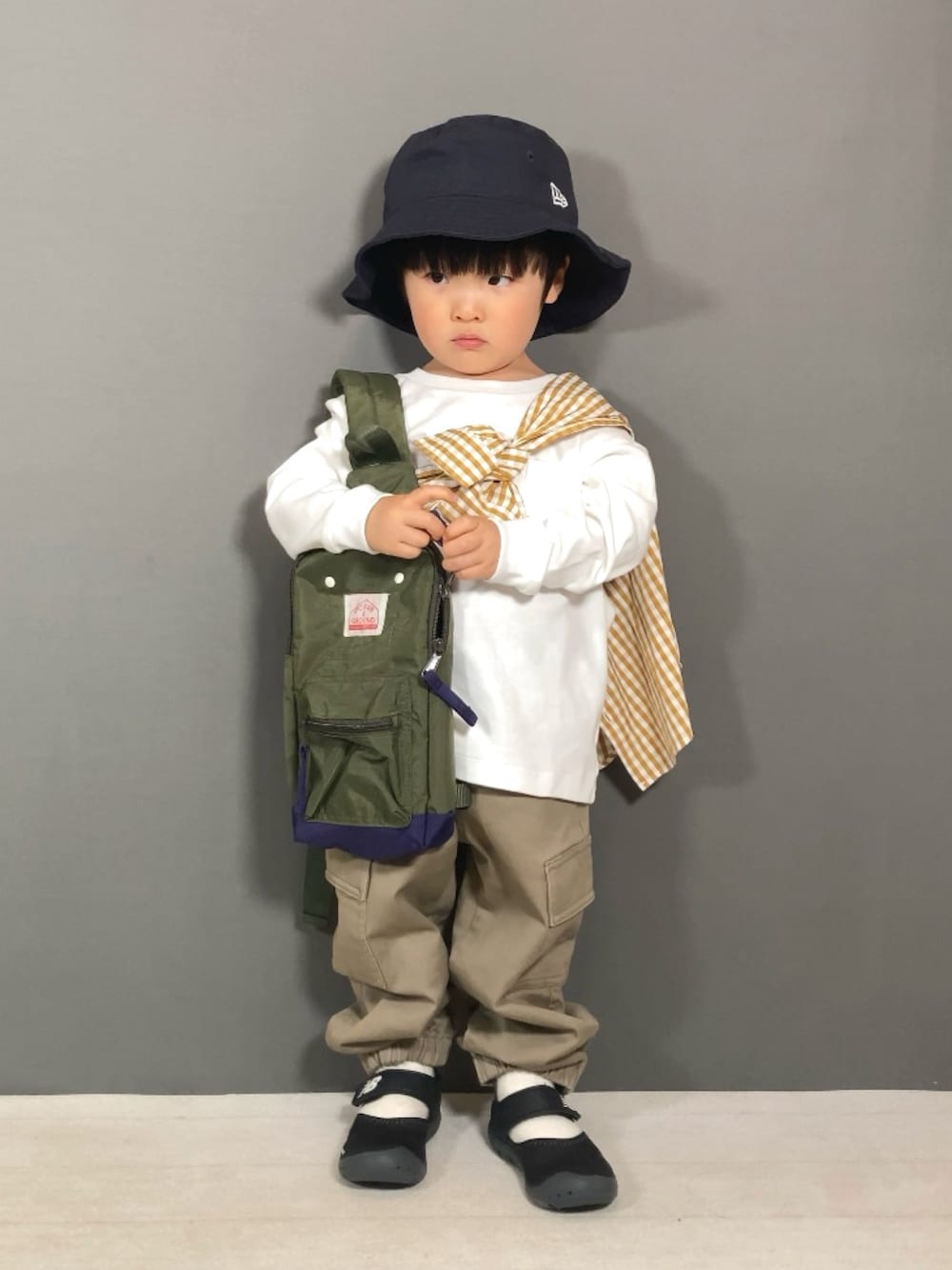 「お出かけコーデ、アウトドアスタイル、ショルダーバッグ、シャツスタイル、カーゴパンツ、休日スタイル、カジュアルコーデ、シンプルコーデ、春色、スポーツミックス、ロンT、淡色コーデ、春のNewスタイル、レイヤードスタイル」｜「PAIRMANON STREETの【PAIRMANON STREET】アソート 長袖 布帛 ワンポイント 刺繍 シャツ（シャツ/ブラウス、イエロー系）」を使った、YU⭐︎さん（キッズ・90cm）の春コーディネートの1枚目の写真