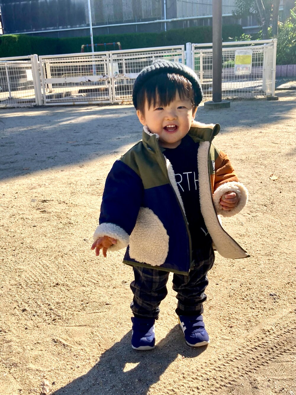 「コート、冬コーデ、チェックパンツ、ニット帽、カジュアル、シンプル、男の子、おしゃれさんと繋がりたい、1歳、ボア、休日スタイル」｜「F.O.KIDSのリバーシブルマウンテンジャケット（ダウンジャケット/コート、グリーン系）」を使った、YU⭐︎さん（キッズ・80cm）の冬コーディネートの1枚目の写真