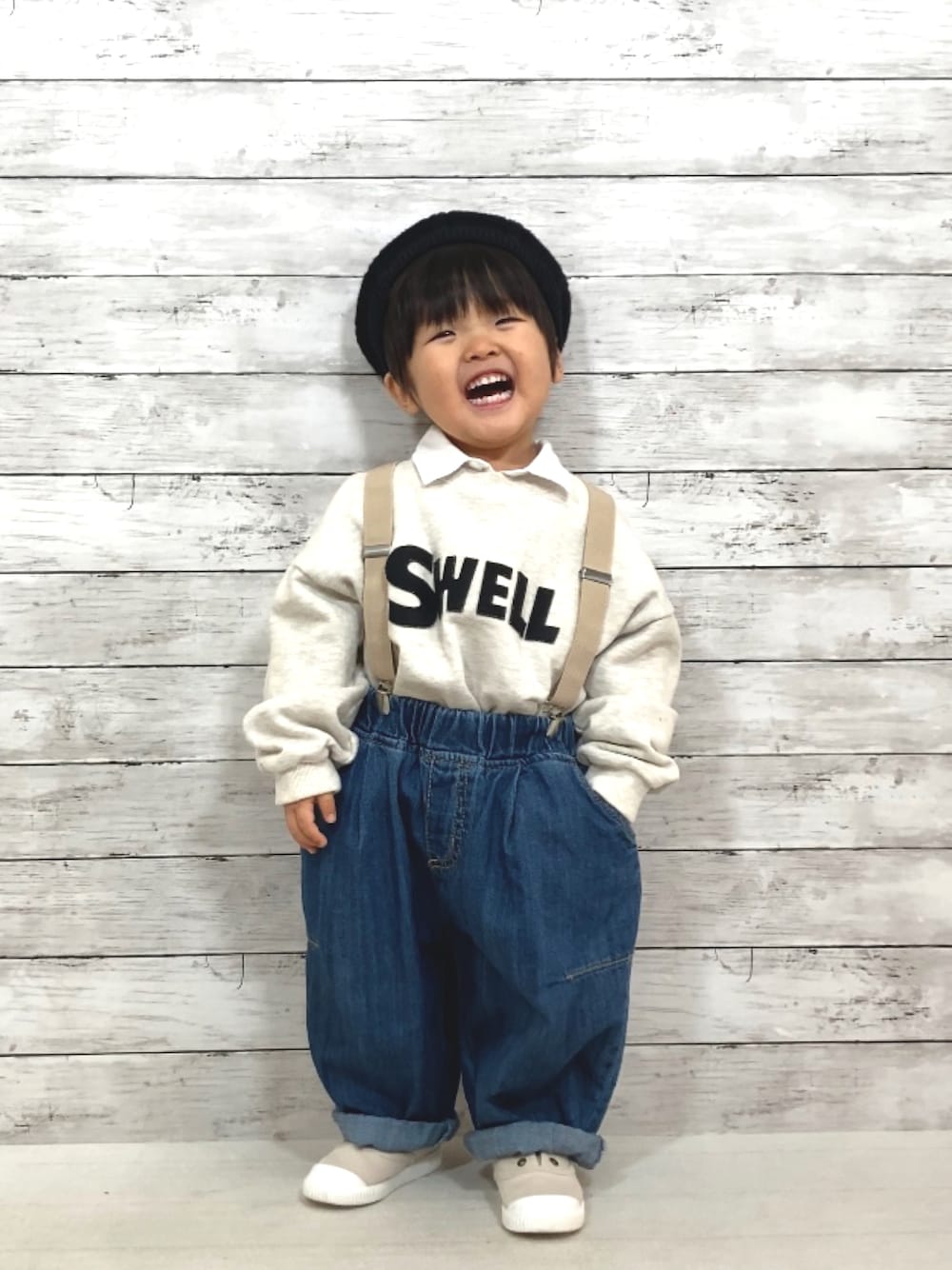 「韓国子供服、ロゴスウェット、デニム、ワイドパンツ、スリッポン、サスペンダー、ニット帽、プチプラ、レイヤードスタイル、ワントーンコーデ、カジュアルコーデ、ビッグシルエット、シンプルコーデ」｜「韓国子供服のアイテム（スウェット、グレー系）」を使った、YU⭐︎さん（キッズ・80cm）の冬コーディネートの1枚目の写真