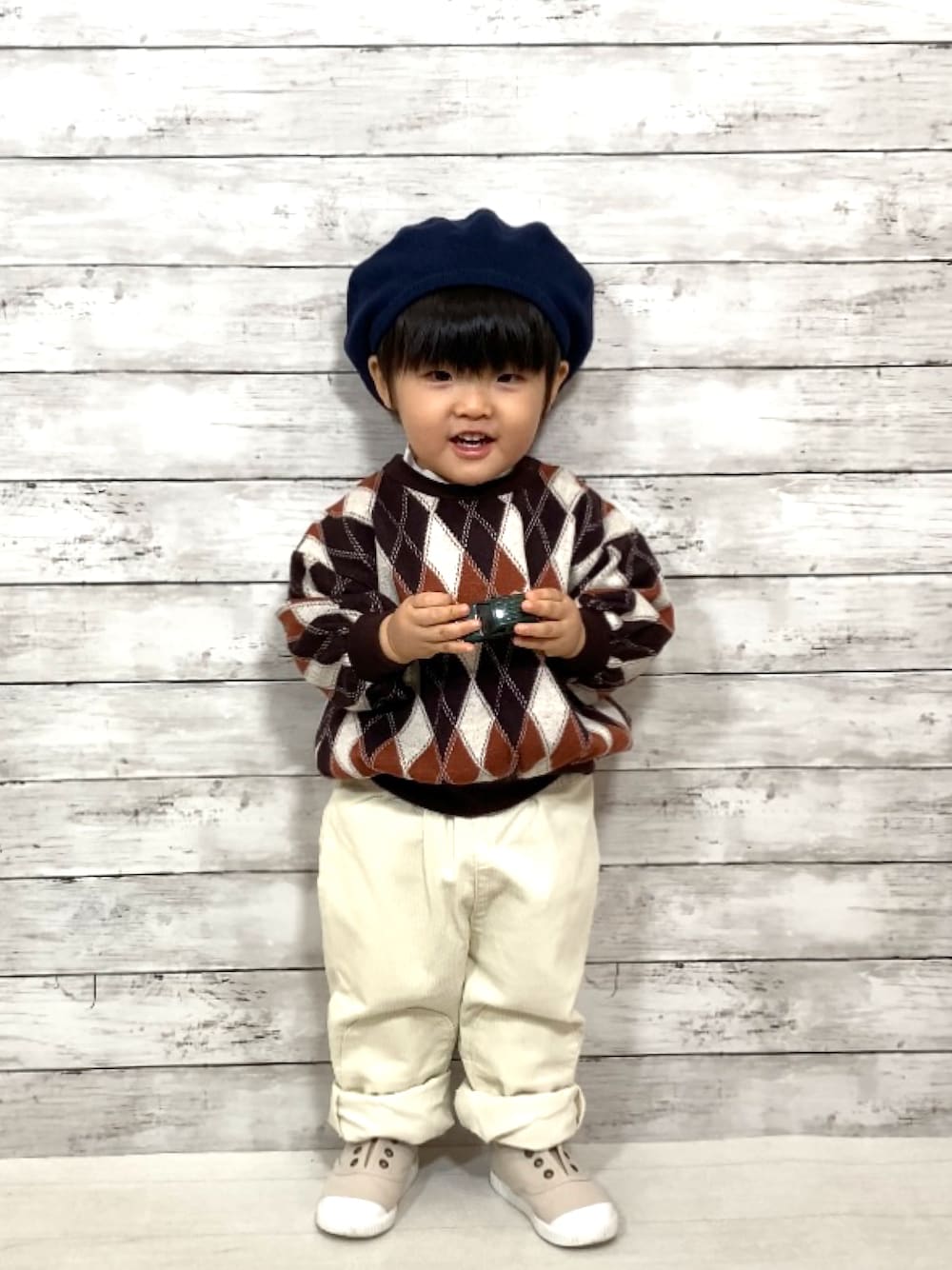 「秋ルック紹介するよ、秋コーデ、ニット帽、ニット、コーデュロイ、白パンツ、スリッポン、韓国子供服、レイヤードスタイル、シャツスタイル、ベレー帽」｜「MAKE YOUR DAYのバルーンシルエットジャガードプルオーバー■80～140cm（スウェット、ブラウン系）」を使った、YU⭐︎さん（キッズ・80cm）の秋コーディネートの1枚目の写真