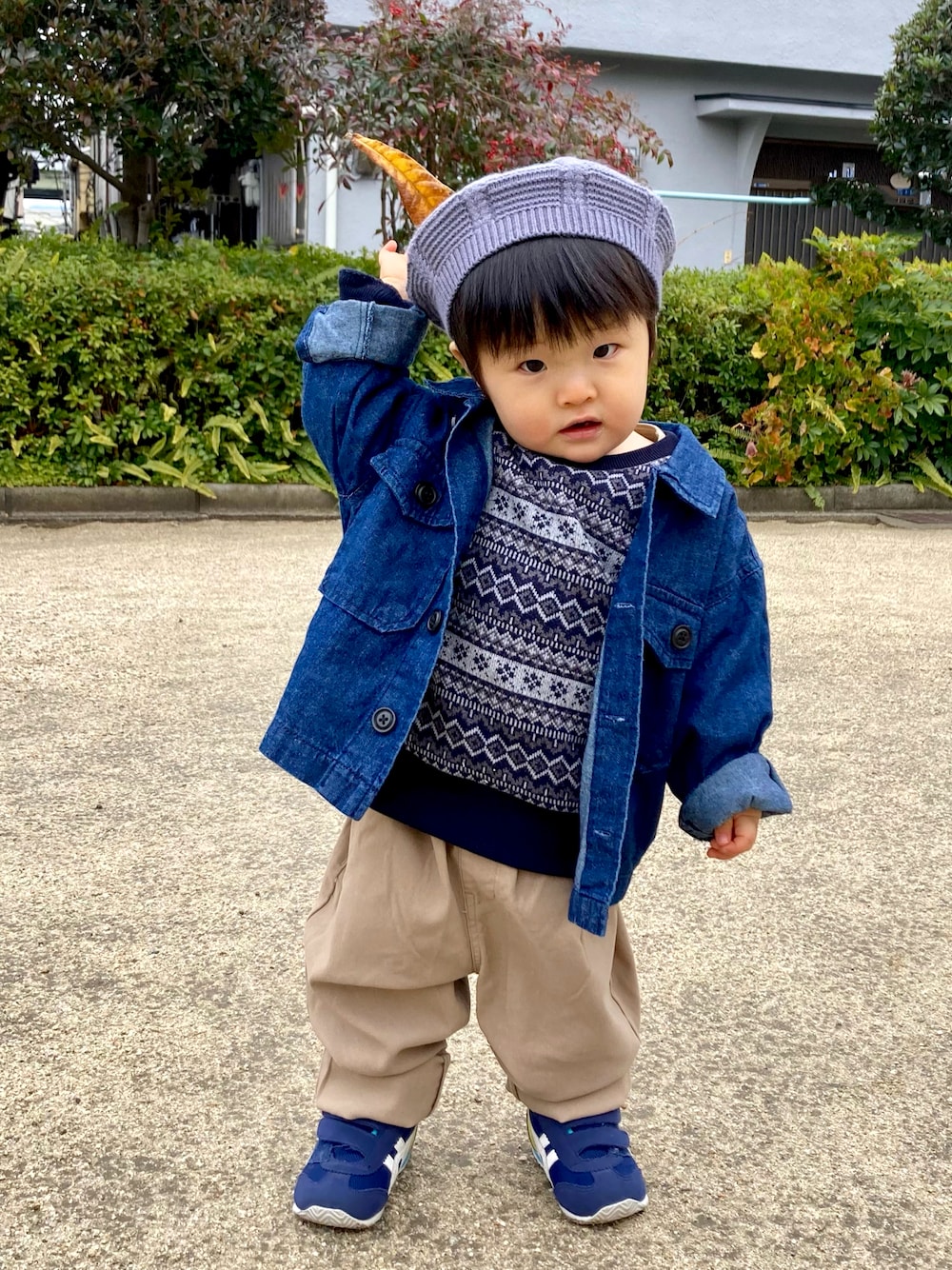 「カジュアルコーデ、デニムジャケット、ジャケット、ニット帽、スウェット、ベージュパンツ、ビッグシルエット、オーバーサイズ、おしゃれさんと繋がりたい、シンプルコーデ、デニム、チノパン」｜「Life Support Productsの【コットンUSA】デニムカバーオール ／CPOジャケット（90～160cm）（デニムジャケット、ブルー系）」を使った、YU⭐︎さん（キッズ・80cm）の冬コーディネートの1枚目の写真