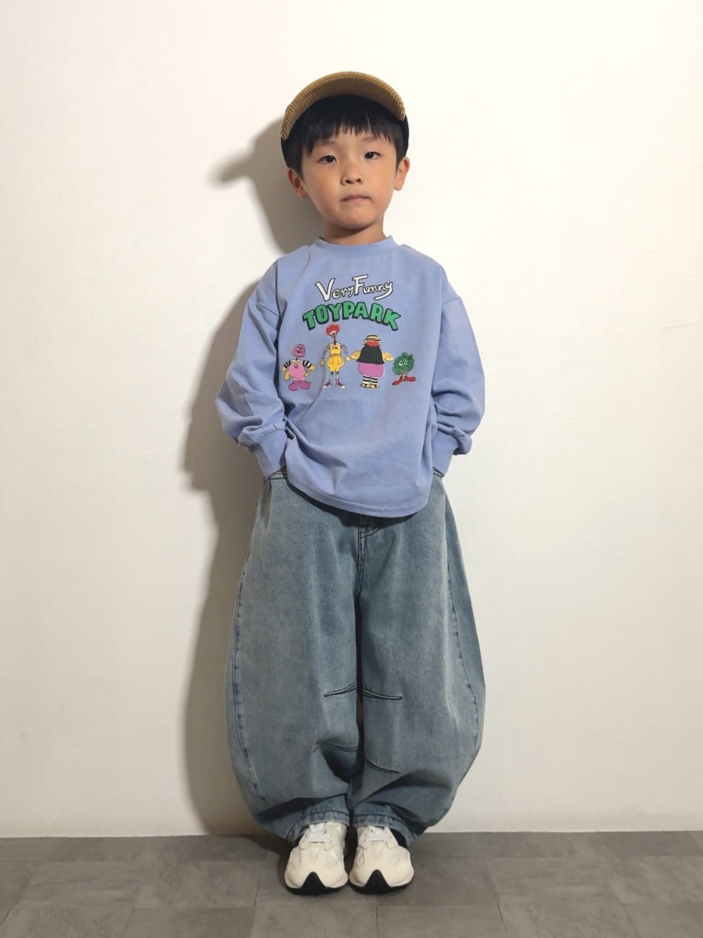 パープル系のTシャツ/カットソー、ホワイト系のスニーカー、ブルー系のデニムパンツを着用したキッズの夏コーディネートの1枚目の写真
