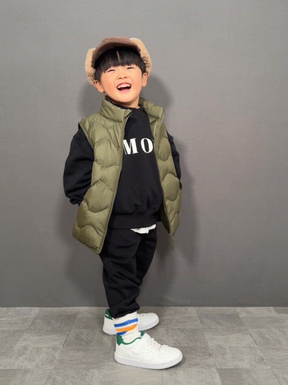 「レイヤードスタイル、お出かけコーデ、休日スタイル、スウェット、スウェットパンツ、スニーカー、フライトキャップ、シャツスタイル、ブラックコーデ、プチプラ、セットアップ、ベスト、キルティング、ダウンベスト、モノトーン」｜「UNIQLOのアイテム（ベスト、グリーン系）」を使った、YU⭐︎さん（キッズ・100cm）の冬コーディネートの1枚目の写真