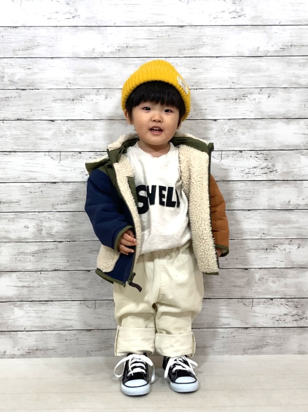 「コート、コーデュロイ、冬コーデ、ニット帽、プチプラ、コンバース、韓国子供服、カジュアルコーデ、ストリート、パーカー、ロゴスウェット」｜「F.O.KIDSのリバーシブルマウンテンジャケット（ダウンジャケット/コート、グリーン系）」を使った、YU⭐︎さん（キッズ・80cm）の秋コーディネートの1枚目の写真