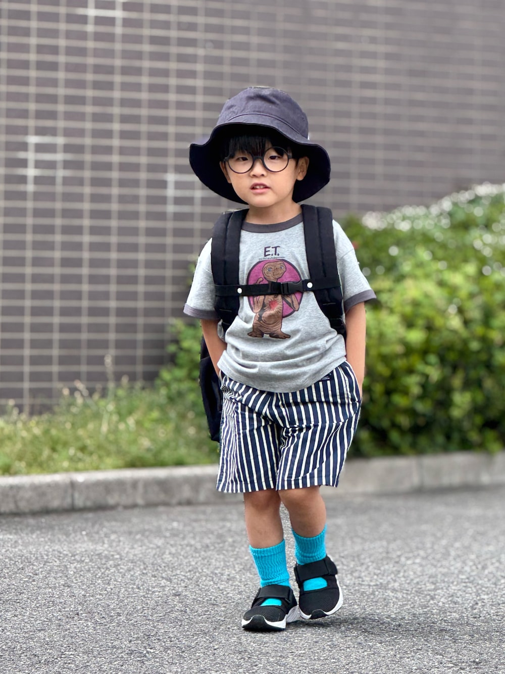 「スポーツミックス、Tシャツ、ハーフパンツ、サンダル、めがね、バケットハット、ストリート、お出かけコーデ、休日スタイル、モノトーン、きれいめカジュアル、プチプラ、テーマパークコーデ」｜「MARKEY'Sの【E.T.】別注プリントTシャツ（Tシャツ/カットソー、グレー系）」を使った、YU⭐︎さん（キッズ・100cm）の夏コーディネートの1枚目の写真