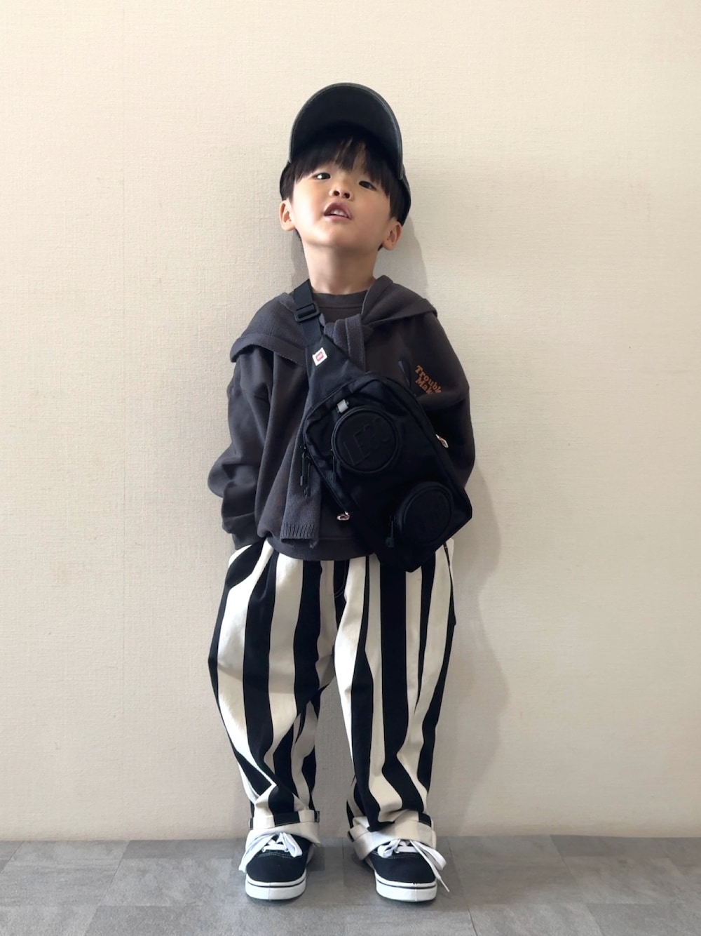 その他のその他パンツ、ブラック系のスニーカー、グレー系のスウェットを着用したキッズの秋コーディネートの1枚目の写真