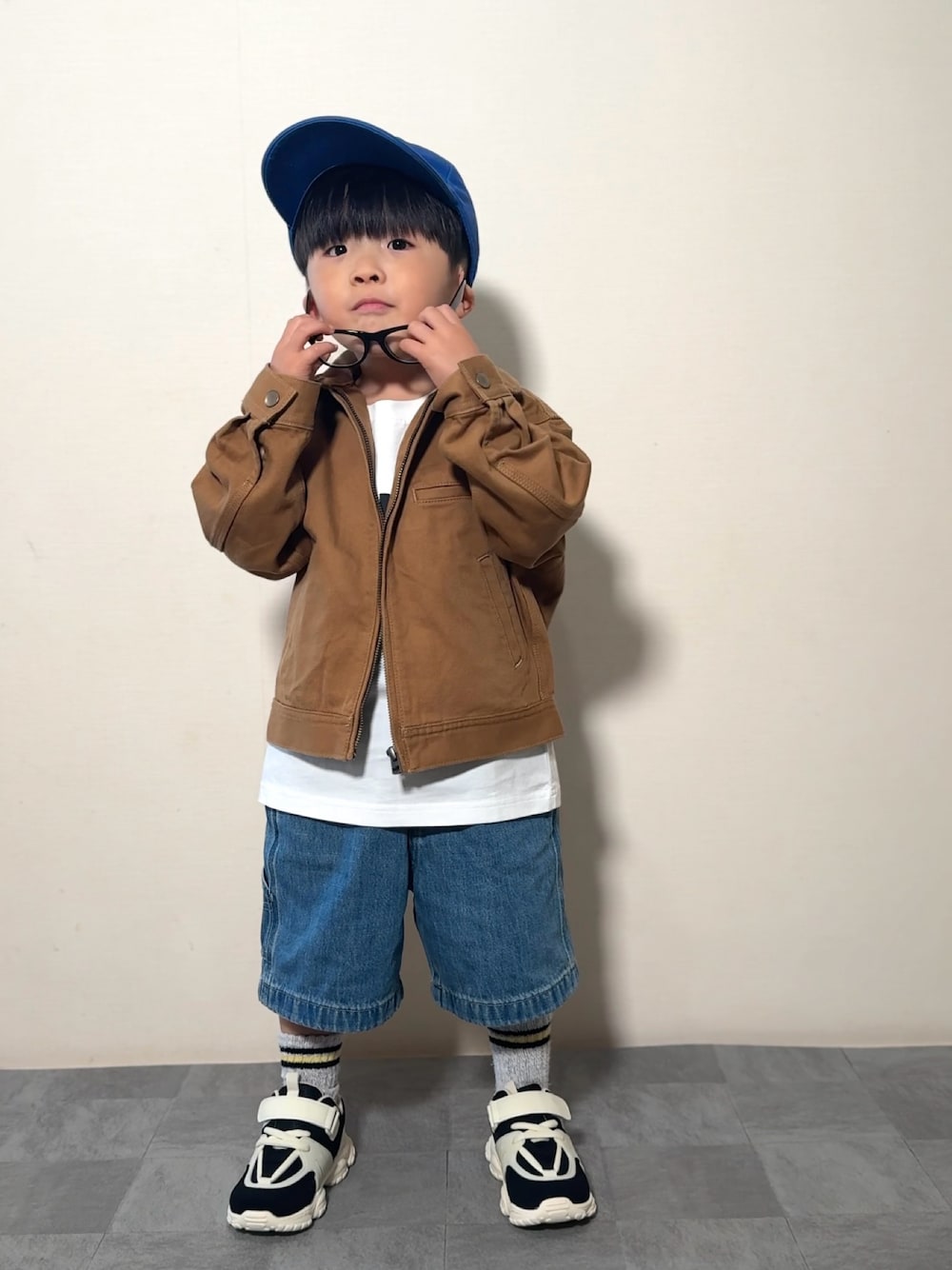 「ジャケット、春色、ハーフパンツ、デニム、スニーカー、キャップ、ブチプラ、レイヤードスタイル、休日スタイル、春アウター、デートコーデ、スポーツミックス、めがね、カジュアルコーデ、春夏コーデ」｜「UNIQLOのアイテム（ジャケット/アウター、ブラウン系）」を使った、YU⭐︎さん（キッズ・100cm）の春コーディネートの1枚目の写真