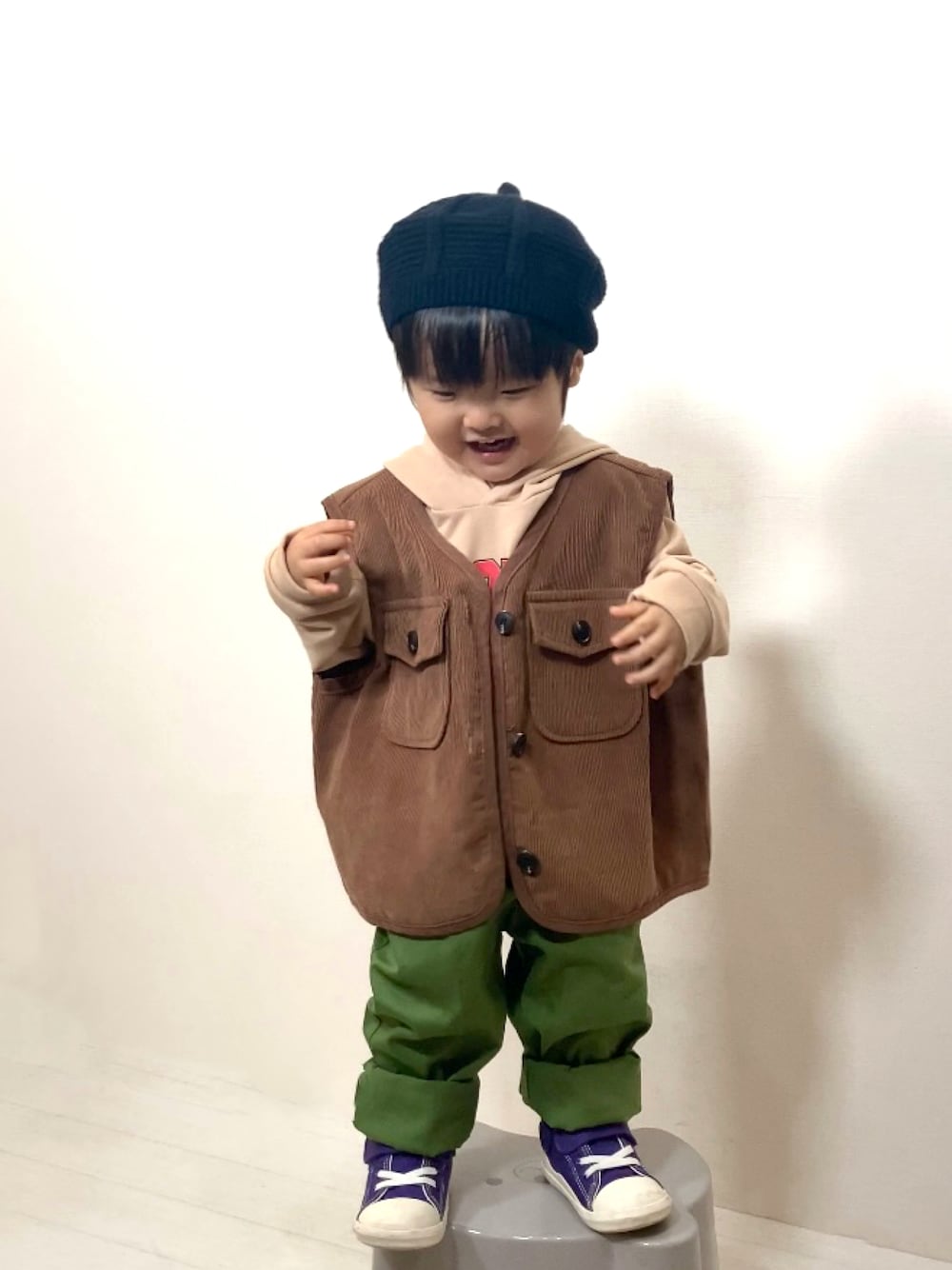「ベスト、コーデュロイ、韓国子供服、パーカー、スウェット、スニーカー、レイヤードスタイル、ビッグシルエット、ニット帽、ベージュ、カーキ、秋コーデ、プチプラ、ブラウン」｜「韓国子供服のアイテム（ベスト、ブラウン系）」を使った、YU⭐︎さん（キッズ・80cm）の秋コーディネートの1枚目の写真