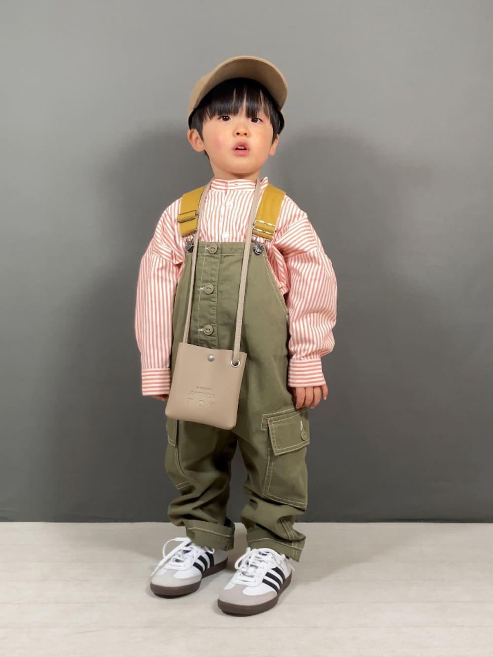 「春服みてみて、パステルカラー、スニーカー、ショルダーバッグ、キャップ、サロペット、レイヤードスタイル、カジュアルコーデ、お出かけコーデ、休日スタイル、スポーツミックス、春コーデ、シンプルコーデ、春のおしゃ見えテクニック、春色」｜「CIAOPANIC TYPYの【KIDS】バンドカラーストライプシャツ（シャツ/ブラウス、オレンジ系）」を使った、YU⭐︎さん（キッズ・90cm）の春コーディネートの1枚目の写真