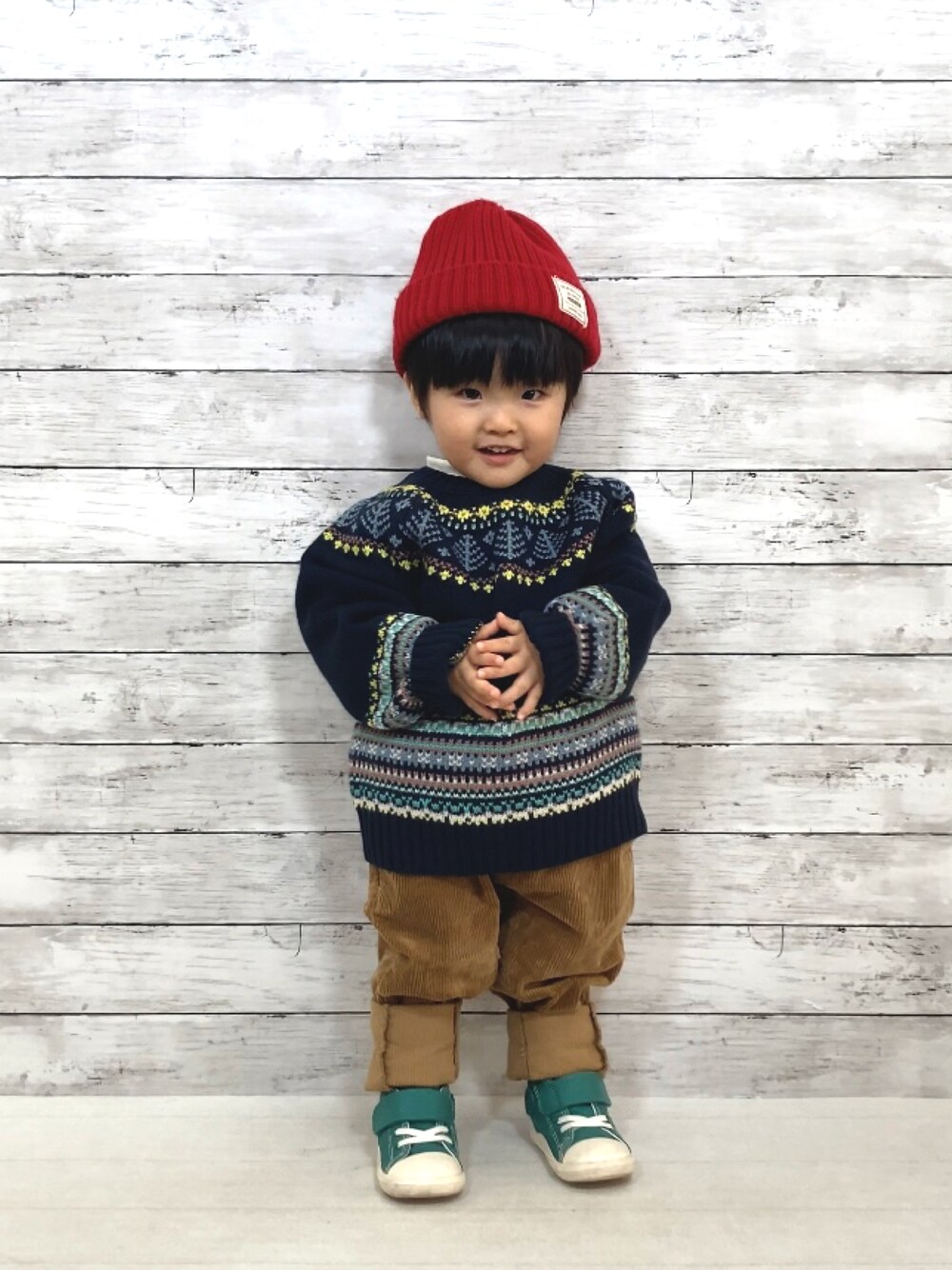 ブルー系のニット/セーター、ホワイト系のTシャツ/カットソー、イエロー系のその他パンツを着用したキッズの秋コーディネートの1枚目の写真