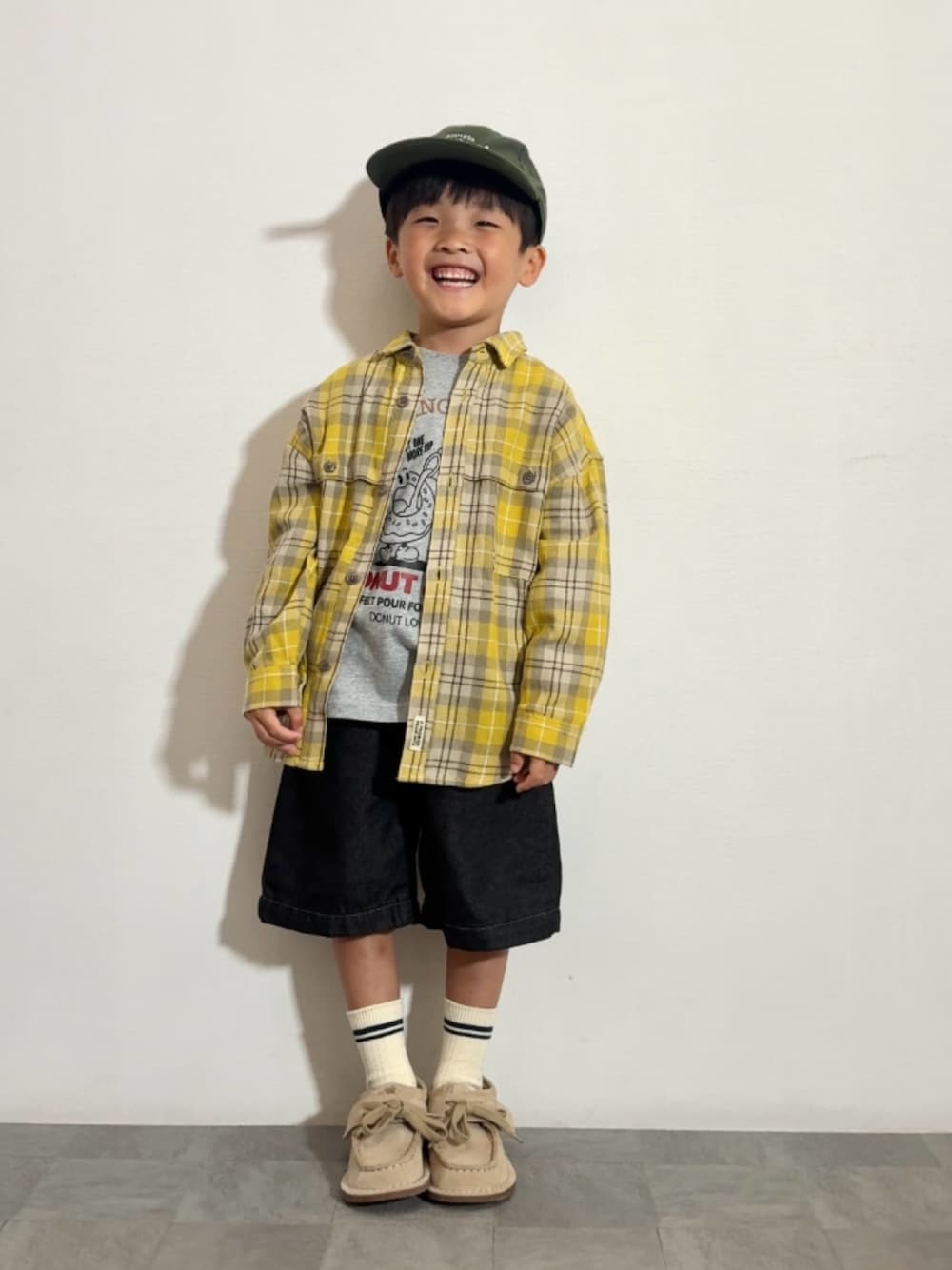 イエロー系のシャツ/ブラウス、グレー系のTシャツ/カットソー、ベージュ系のモカシン/デッキシューズを着用したキッズの秋コーディネートの1枚目の写真