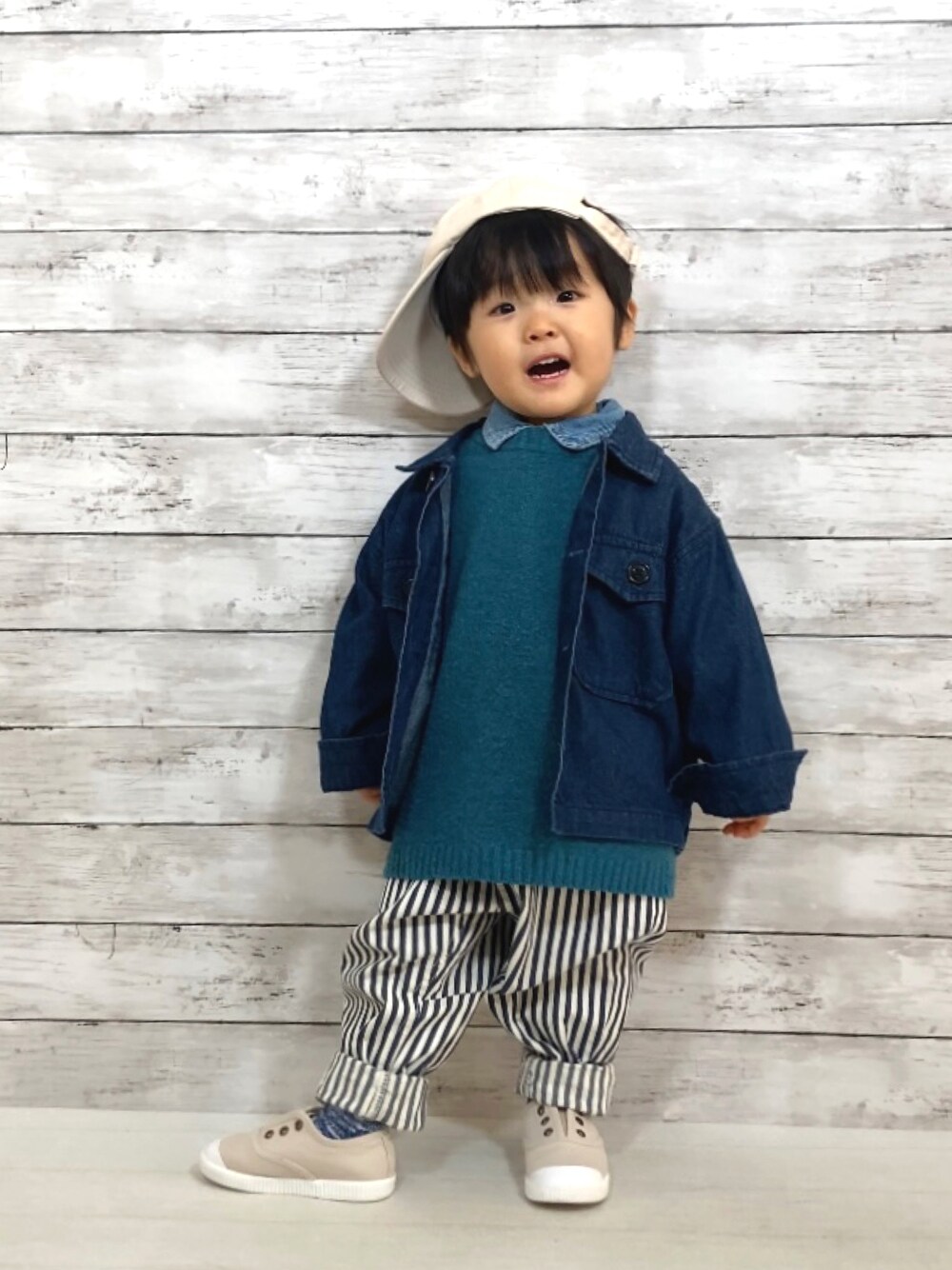「ニット、デニム、ジャケット、ストライプ、ストライプパンツ、キャップ、冬コーデ、韓国子供服、プチプラ、カジュアルコーデ、ワントーンコーデ、カラーソックス、レイヤードスタイル」｜「Life Support Productsの【コットンUSA】デニムカバーオール ／CPOジャケット（90～160cm）（デニムジャケット、ブルー系）」を使った、YU⭐︎さん（キッズ・80cm）の冬コーディネートの1枚目の写真