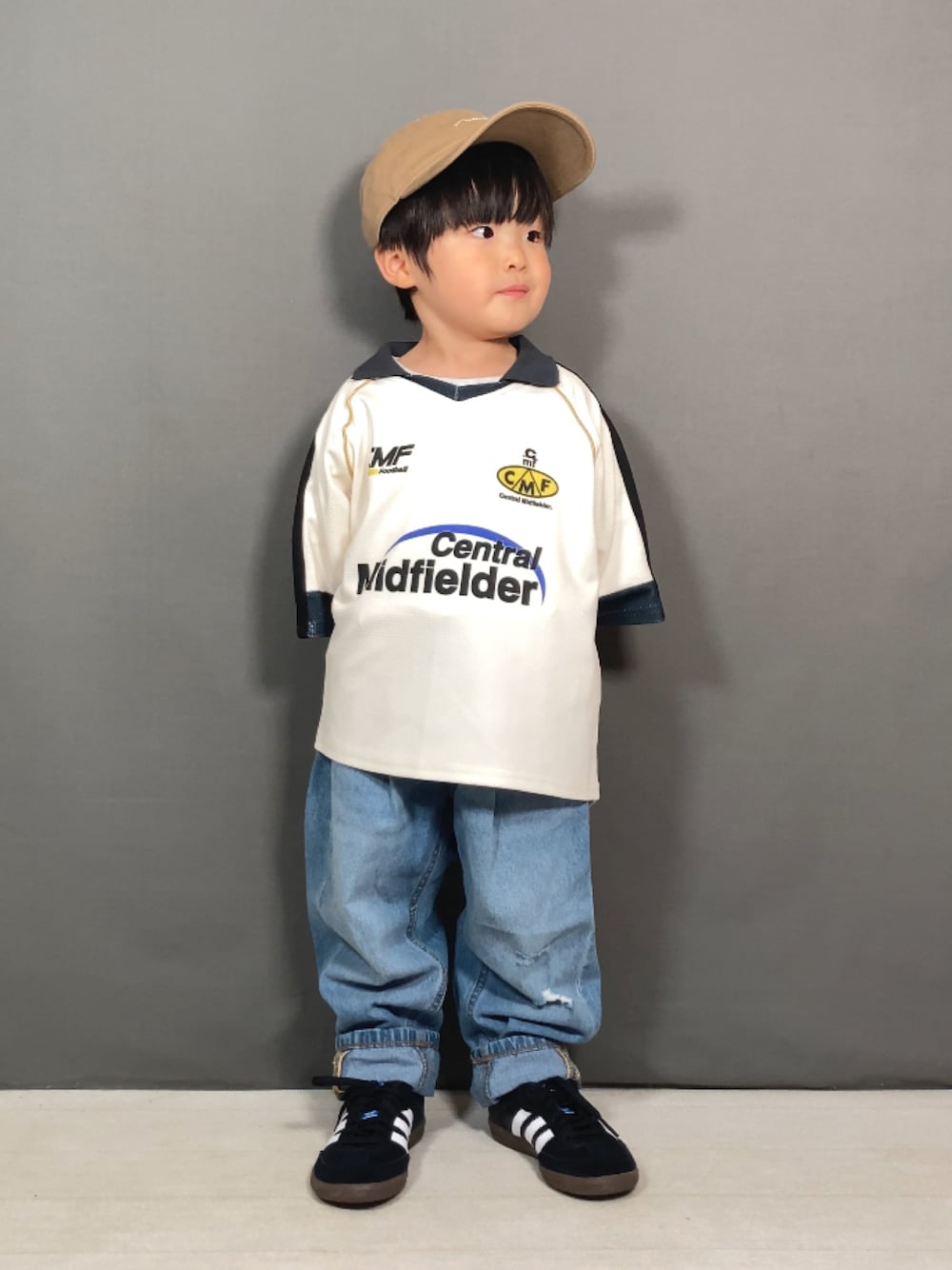 ホワイト系のTシャツ/カットソー、ブルー系のデニムパンツ、ブラック系のスニーカーを着用したキッズの春コーディネートの1枚目の写真
