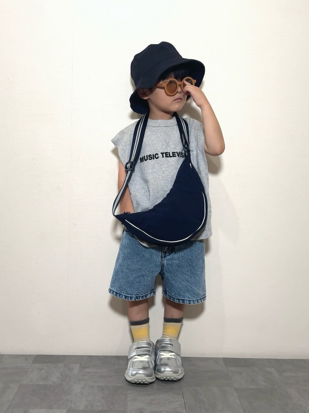 「夏コーデ、フェスコーデ、アウトドアスタイル、バケットハット、デニム、ハーフパンツ、ショルダーバッグ、プチプラ、スニーカー、サングラス、お出かけコーデ、タンクトップ、スポーツミックス」｜「LOWRYS FARMのＭＴＶプリントノースリーブ　 122013（タンクトップ、グレー系）」を使った、YU⭐︎さん（キッズ・100cm）の夏コーディネートの1枚目の写真