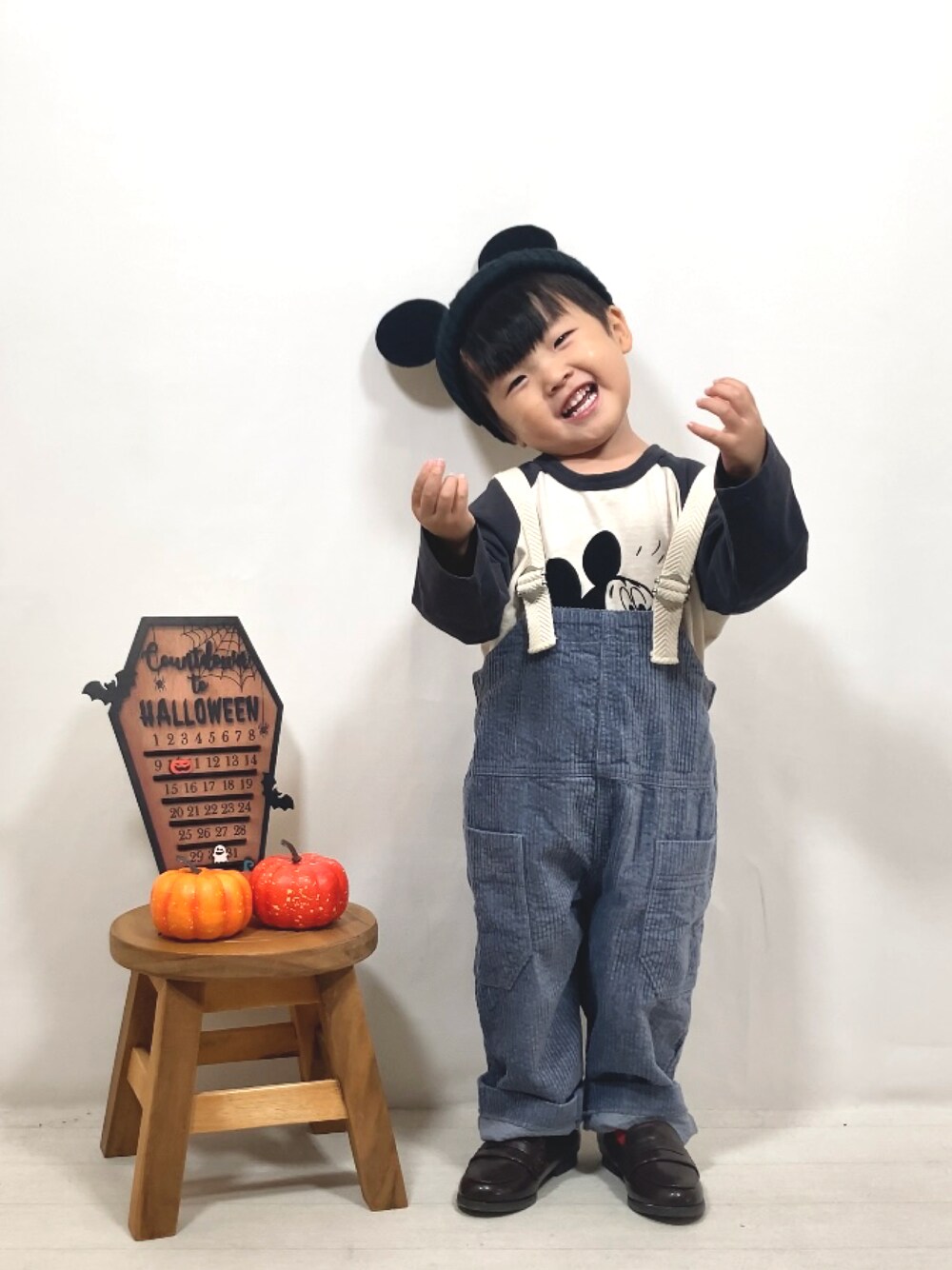「ハロウィン、サロペット、ロンT、ニット帽、コーデュロイ、ローファー、秋コーデ、お出かけコーデ、休日スタイル、カジュアルコーデ、オーバーオール、シンプルコーデ、レイヤードスタイル、モノトーン」｜「Disneyの【Disney】ミッキーマウス/ラグランロンT（80～150cm）（Tシャツ/カットソー、グレー系）」を使った、YU⭐︎さん（キッズ・90cm）の秋コーディネートの1枚目の写真