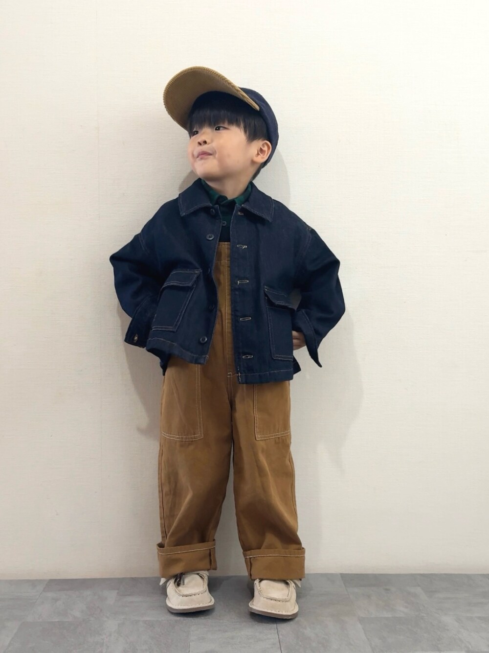 ベージュ系のモカシン/デッキシューズ、グリーン系のシャツ/ブラウス、ブルー系のデニムジャケットを着用したキッズの秋コーディネートの1枚目の写真