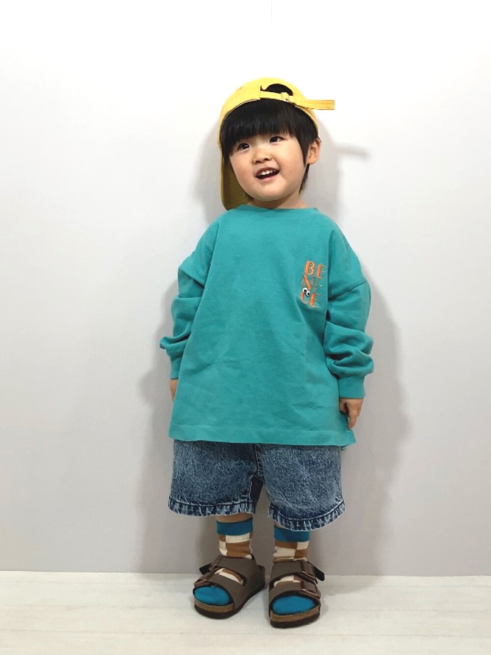 「春服デビュー宣言、デニム、春コーデ、春服みてみて、サンダル、キャップ、プチプラ、ビッグシルエット、休日スタイル、カジュアルコーデ、ローリーズファーム(LOWRYS FARM)、ローリーズファームキッズ、ロンT」｜「Ocean&GroundのプレイフルロゴロンT(80～140cm)（Tシャツ/カットソー、グリーン系）」を使った、YU⭐︎さん（キッズ・90cm）の春コーディネートの1枚目の写真