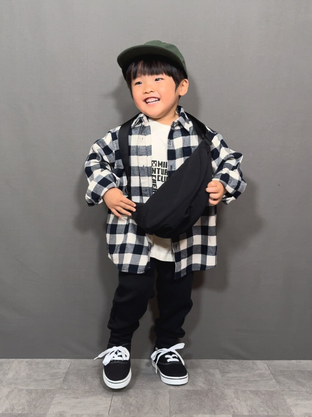 ホワイト系のシャツ/ブラウス、ホワイト系のTシャツ/カットソー、ブラック系のスウェットパンツを着用したキッズの秋コーディネートの1枚目の写真