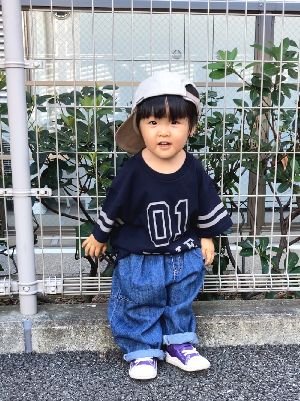 「アメカジ、ストリート、キャップ、ロゴT、デニム、タックイン、コンバース、夏だ！Tシャツ着よう！、ユニクロ、韓国子供服、プチプラ、ビッグシルエット、シンプルコーデ、UNIQLO」｜「UNIQLOのアイテム（Tシャツ/カットソー、ブルー系）」を使った、YU⭐︎さん（キッズ・80cm）の夏コーディネートの1枚目の写真