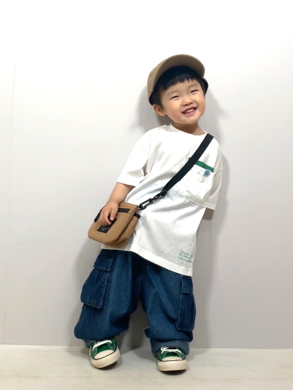 「このスタイルがお気に入り、おでかけコーデ、夏だ！Tシャツ着よう！、スニーカー、ショルダーバッグ、ポシェット、キャップ、シンプルコーデ、デニム、カーゴパンツ、ビッグシルエット、夏コーデ、休日スタイル、フェススタイル」｜「BREEZEのデザインポケットTシャツ（Tシャツ/カットソー、ホワイト系）」を使った、YU⭐︎さん（キッズ・90cm）の夏コーディネートの1枚目の写真