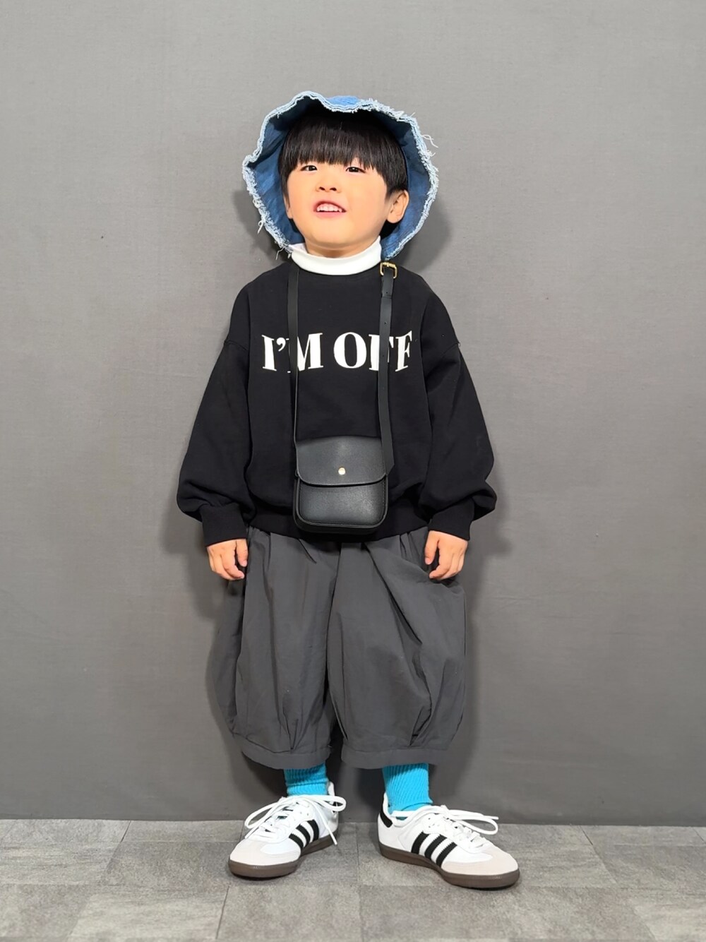 「春色、スウェット、レイヤードスタイル、タートルネック、モノトーン、バケットハット、デニム、ショルダーバッグ、スニーカー、休日スタイル、お出かけコーデ、きれいめカジュアル」｜「LOWRYS FARMのＵＳＡドルマンウラケ　 134380（スウェット、ブラック系）」を使った、YU⭐︎さん（キッズ・100cm）の春コーディネートの1枚目の写真