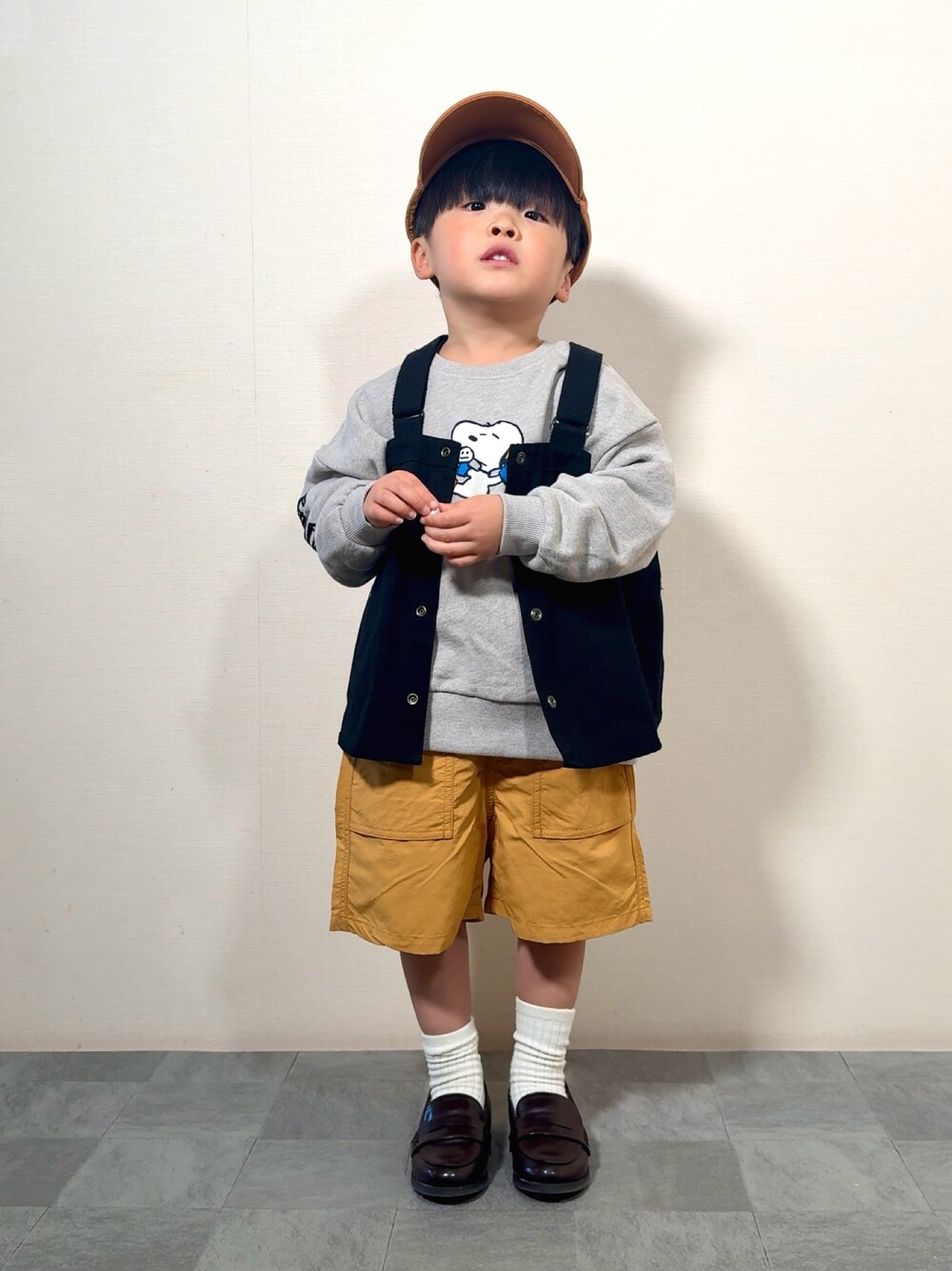 「春めき満開コーデ、スポーツミックス、春コーデ、ベスト、ローファー、きれいめカジュアル、レイヤードスタイル、キャップ、スウェット、春色、プチプラ、ハーフパンツ」｜「antiquaのお洒落キッズ必須！デイリーでも使いやすいハントベスト（ベスト、ブラック系）」を使った、YU⭐︎さん（キッズ・100cm）の春コーディネートの1枚目の写真