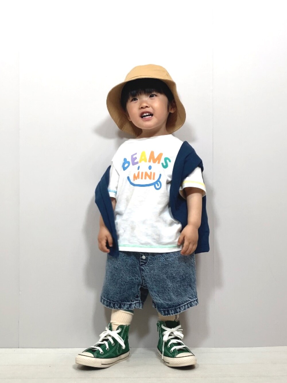 「春コーデ、バケットハット、コンバース、ローリーズファーム(LOWRYS FARM)、カーディガン、シンプルコーデ、BEAMSmini、ビームスミニ、PR、デニム、レイヤードスタイル、カジュアルコーデ、休日スタイル、スニーカー」｜「BEAMS miniのBEAMS mini / スマイル ロゴ Tシャツ 23SS（90～130cm）（Tシャツ/カットソー、ホワイト系）」を使った、YU⭐︎さん（キッズ・90cm）の春コーディネートの1枚目の写真