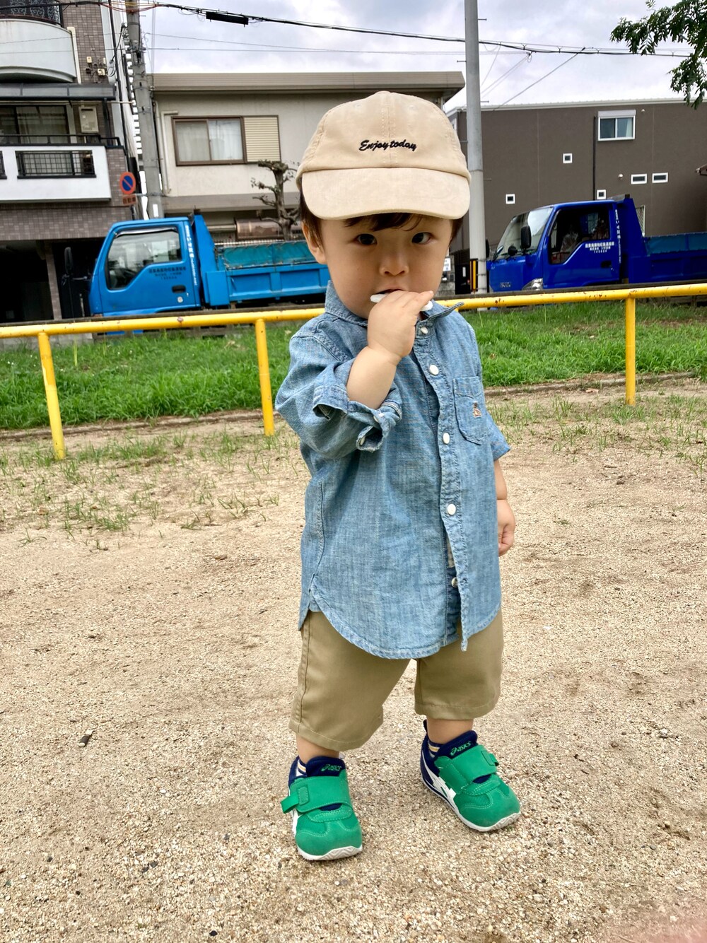 「カジュアル、シンプル、キッズコーデ、男の子、ootd、おしゃれさんと繋がりたい、シャツスタイル、キャップ、スニーカー」｜「西松屋のアイテム（キャップ、ベージュ系）」を使った、YU⭐︎さん（キッズ・70cm）の秋コーディネートの1枚目の写真