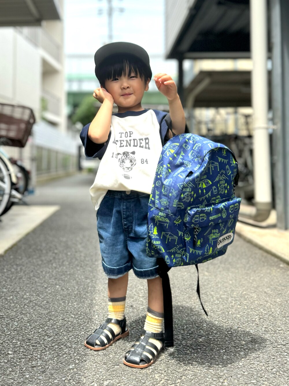 ホワイト系のTシャツ/カットソー、ブルー系のデニムパンツ、ブルー系のバックパック/リュックを着用したキッズの夏コーディネートの1枚目の写真
