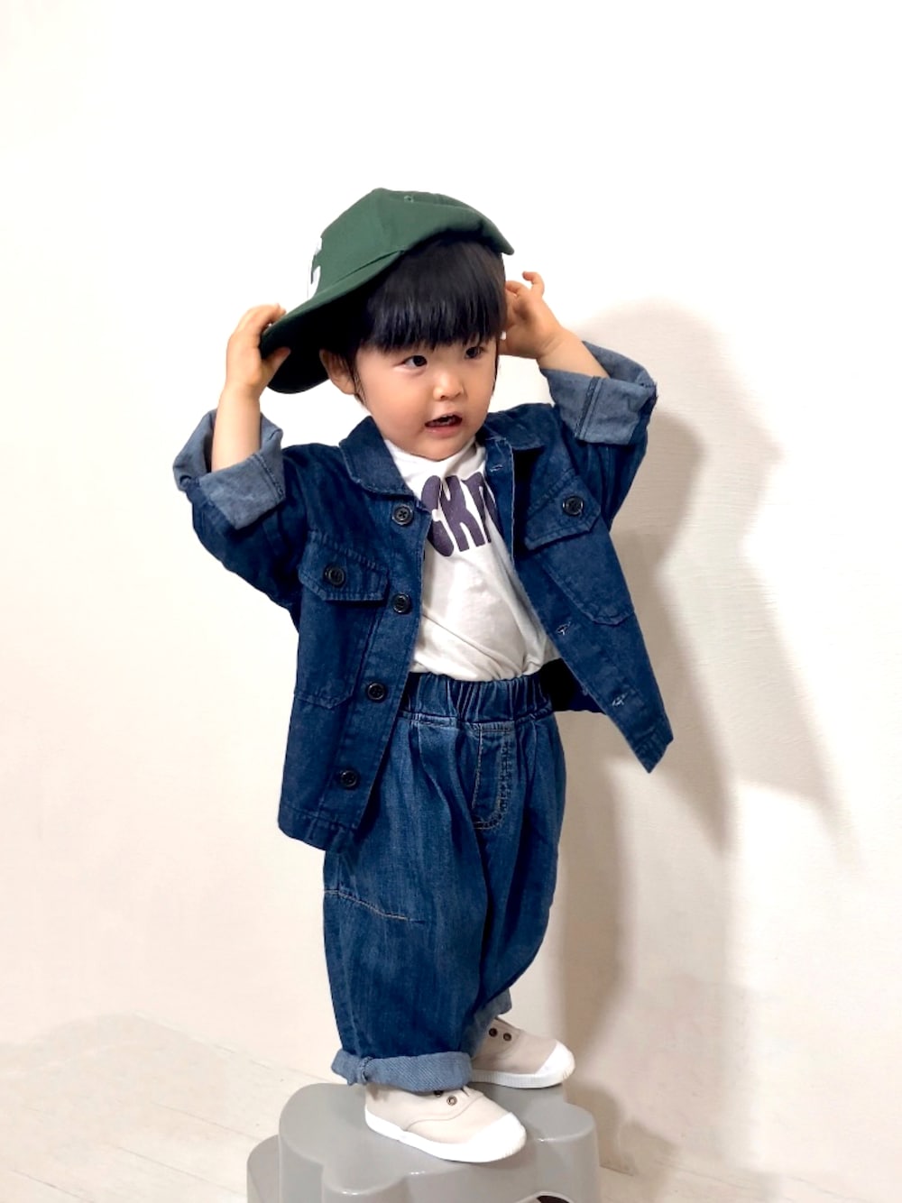 「デニム、ジャケット、白Tシャツ、ロゴT、スリッポン、韓国子供服、ビッグシルエット、キャップ、タックイン、ハイウエスト、ストリート、秋服準備はじめました、ジャケットスタイル、ワイドパンツ」｜「Life Support Productsの【コットンUSA】デニムカバーオール ／CPOジャケット（90～160cm）（デニムジャケット、ブルー系）」を使った、YU⭐︎さん（キッズ・80cm）の夏コーディネートの1枚目の写真