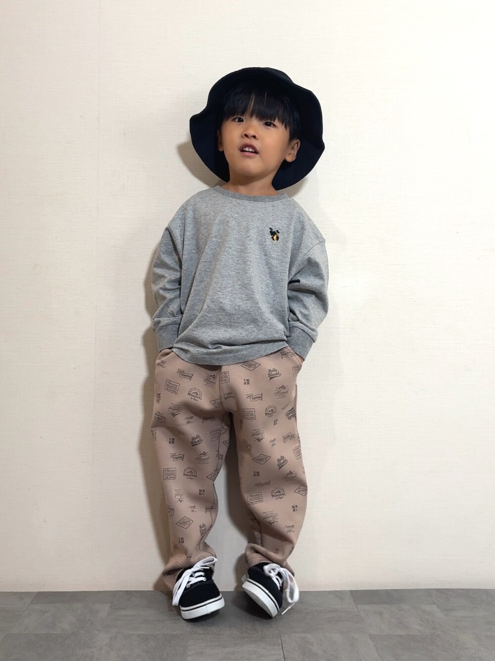 ブラック系のスニーカー、ベージュ系のその他パンツ、グレー系のTシャツ/カットソーを着用したキッズの秋コーディネートの1枚目の写真