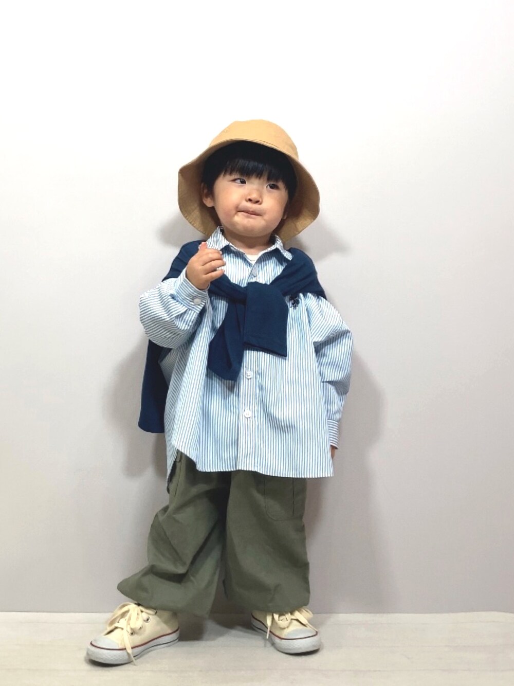 ブルー系のシャツ/ブラウス、ブルー系のカーディガン/ボレロ、グリーン系のカーゴパンツを着用したキッズの春コーディネートの1枚目の写真