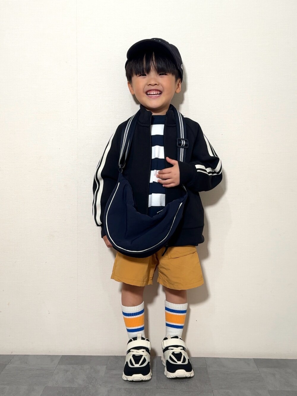 「ショルダーバッグ、ハーフパンツ、ボーダー、トラックジャケット、スポーツミックス、キャップ、スニーカー、春コーデ、休日スタイル、お出かけコーデ、デートコーデ、春アウター、春色、ジャケット、アウトドアスタイル」｜「UNIQLOのアイテム（ジャケット/アウター、ブラック系）」を使った、YU⭐︎さん（キッズ・100cm）の春コーディネートの1枚目の写真
