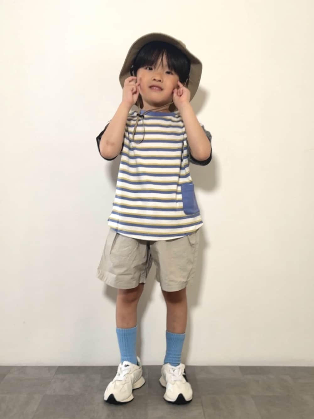 その他のTシャツ/カットソー、グレー系のその他パンツ、ホワイト系のスニーカーを着用したキッズの春コーディネートの1枚目の写真