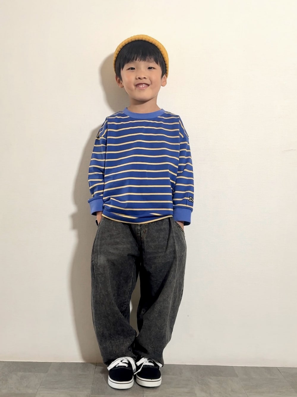 ブルー系のTシャツ/カットソー、ブラック系のスニーカー、ブラック系のその他パンツを着用したキッズの秋コーディネートの1枚目の写真